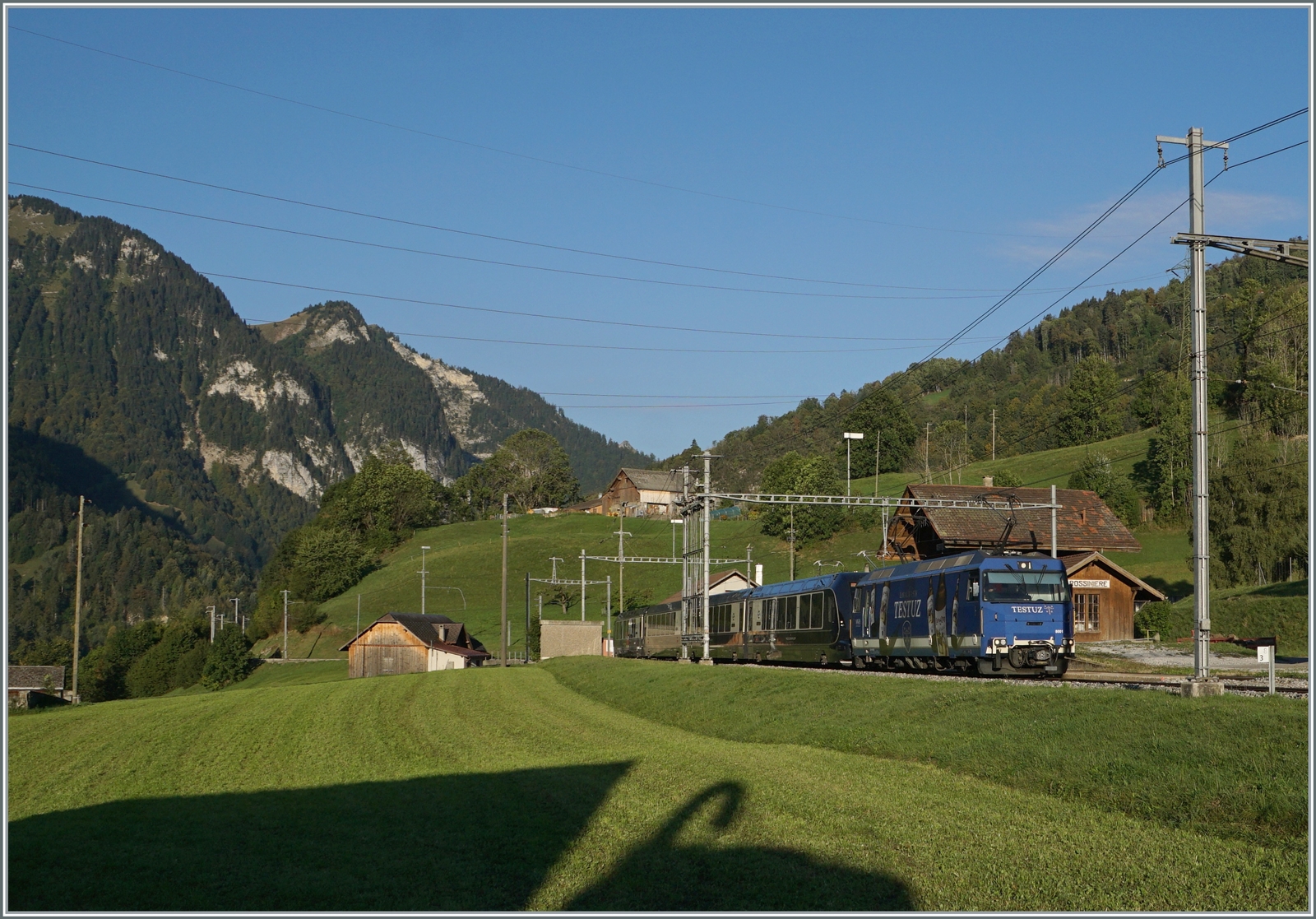Die MOB Ge 4/4 8001 fährt mit ihrem GoldenPass Express GPX 4064 von Montreux nach Interlaken Ost in Rossinière auf Gleis 3 durch.

29. Sept. 2023