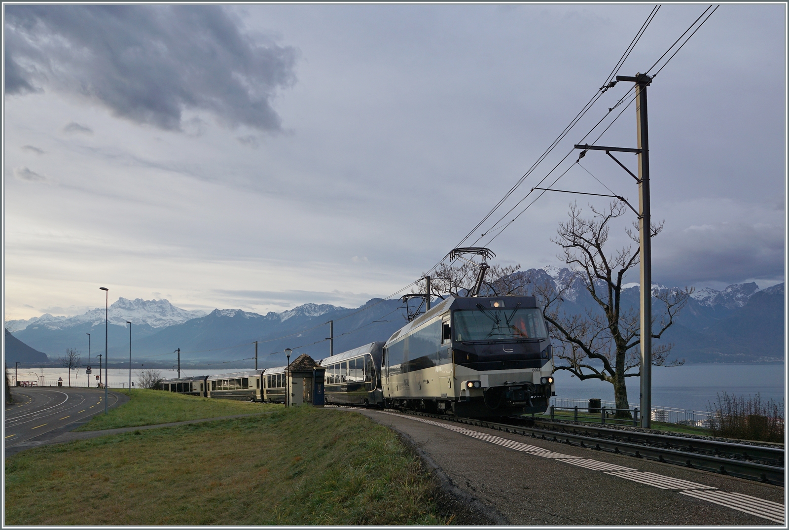 Die MOB Ge 4/4 8002 ist mit dem GoldenPass Express 4068 von Montreux nach Interlaken bei Châtelard VD unterwegs. Im Hintergrund links im Bild die  Dents de Midi .

26. Dezember 2022