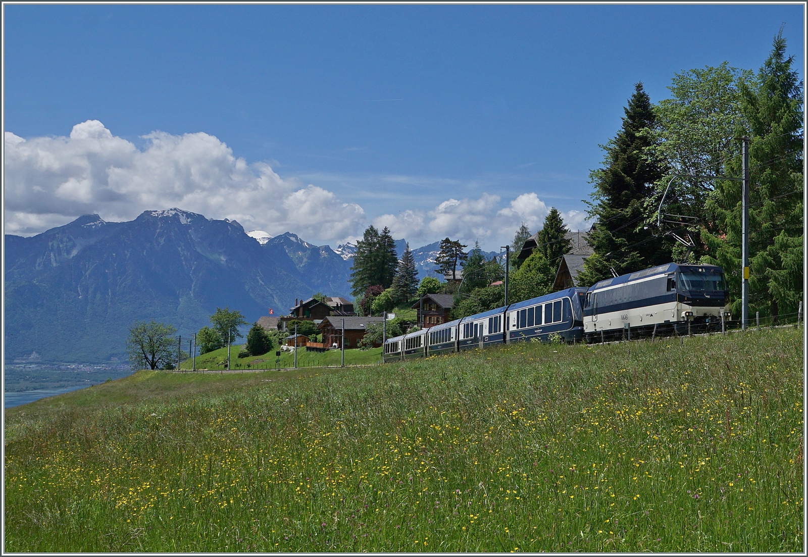 Die MOB Ge 4/4 8004 ist mit dem Golden Pass Express GPX 4074 von Montreux nach Interlaken Ost bei Les Avants unterwegs, seit kurzem zeigt sich der GPX auf der Schmalspur nun fünfteilig, der Grund ist das Einfügen des Mitteleinstiegwagens (Niederflur), womit der Zug allen zugänglich ist und in der 2. Klasse nun auch etwas mehr Platz bietet.

28. Mai 2024