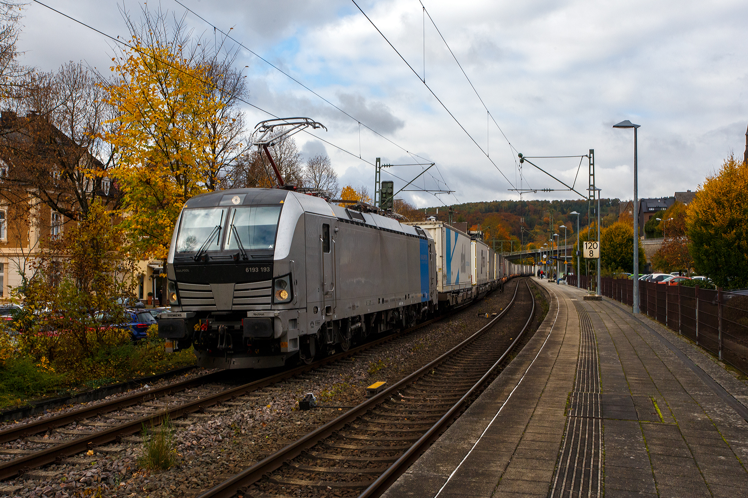 Die recht neue und ecco-rail GmbH (Wien) vermietete SIEMENS Vectron MS 6193 193 (91 80 6193 193-0 D-Rpool) der Railpool GmbH (München) fährt am 16 Oktober 2025 mit einem KLV-Zug durch Kirchen/Sieg in Richtung Köln.

Die Vectron MS wurde 2025 von Siemens Mobilitiy in München-Allach unter der Fabriknummer 23558 gebaut und im Juni 2025 an die Railpool GmbH (München) ausgeliefert. 

Diese Vectron Lokomotive ist als MS - Multisystemlokomotive mit 6.400 kW Leistung und einer Höchstgeschwindigkeit von 160 km/h konzipiert. Sie wurde in der Variante A01 ausgeführt und hat so die Zulassung für Deutschland, Österreich, Slowakei, Polen, Tschechien, Ungarn, Rumänien und Bulgarien (D / A / SK / PL / CZ / H / RO / BG). So besitzt die Vectron Variante MS A01 folgende Zugsicherungssysteme: ETCS BaseLine 3, sowie für Deutschland (PZB90 / LZB80 (CIR-ELKE I)), für Österreich (ETCS Level 1 mit Euroloop, ETCS Level 2, PZB90 / LZB80), für Polen (SHP), Slowakei und Tschechien (LS (Mirel)), Ungarn (ETCS Level 1, EVM (Mirel)) und Rumänien (PZB90).