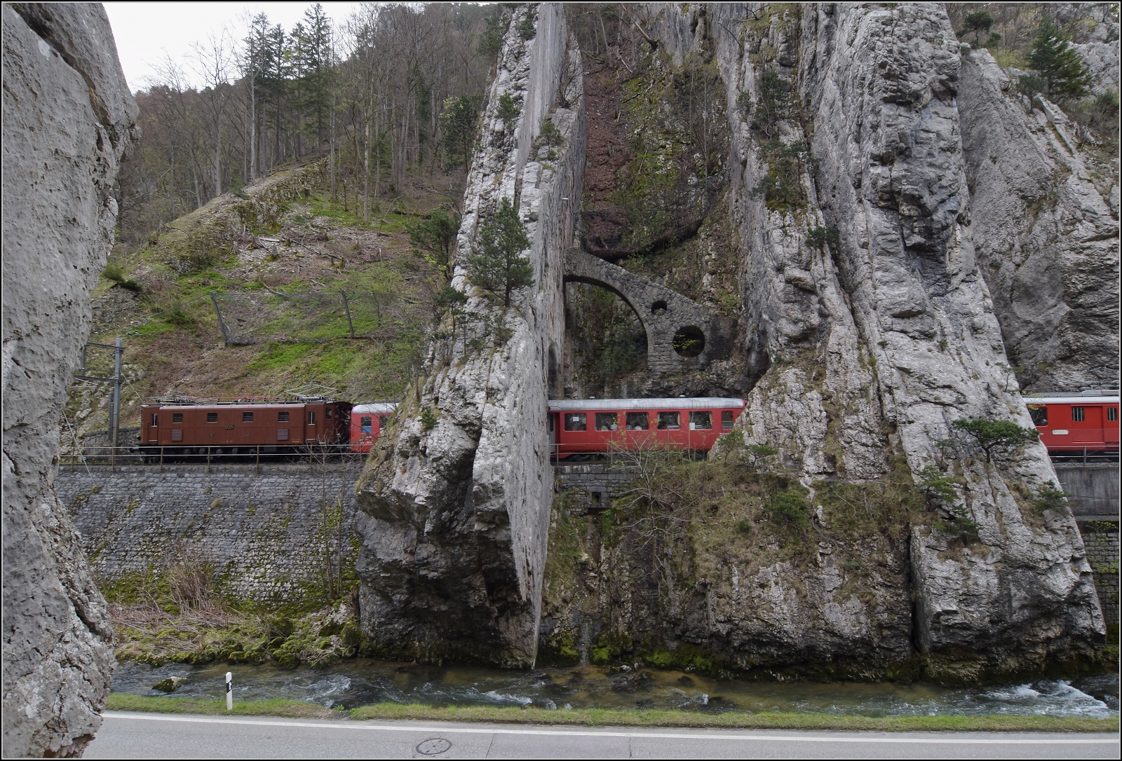 Die RVT-Fahrt zum Feldschlösschen.

Ae 3/6 III 10264 mit dem RVT-Zug auf dem Weg durch die Klus nach Delémont. April 2023. 