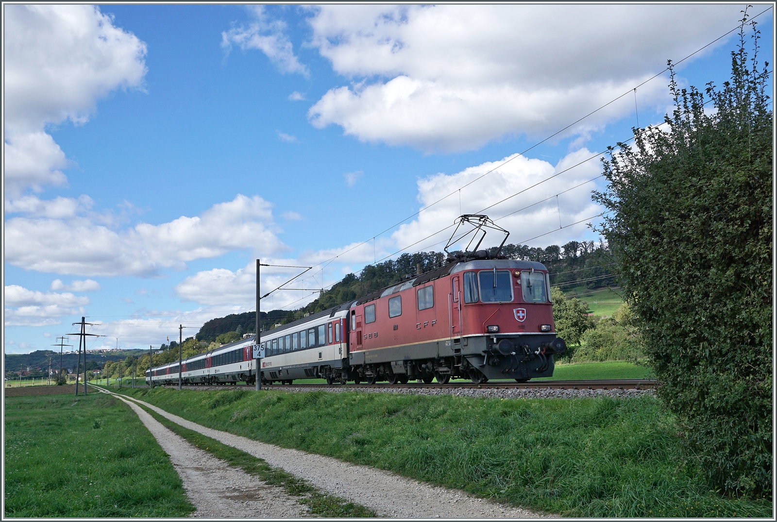 Die SBB Re 4/4 II 11130 ist kurz vor Bietingen mit ein IC auf dem Weg nach Singen.

19. Sept. 2022