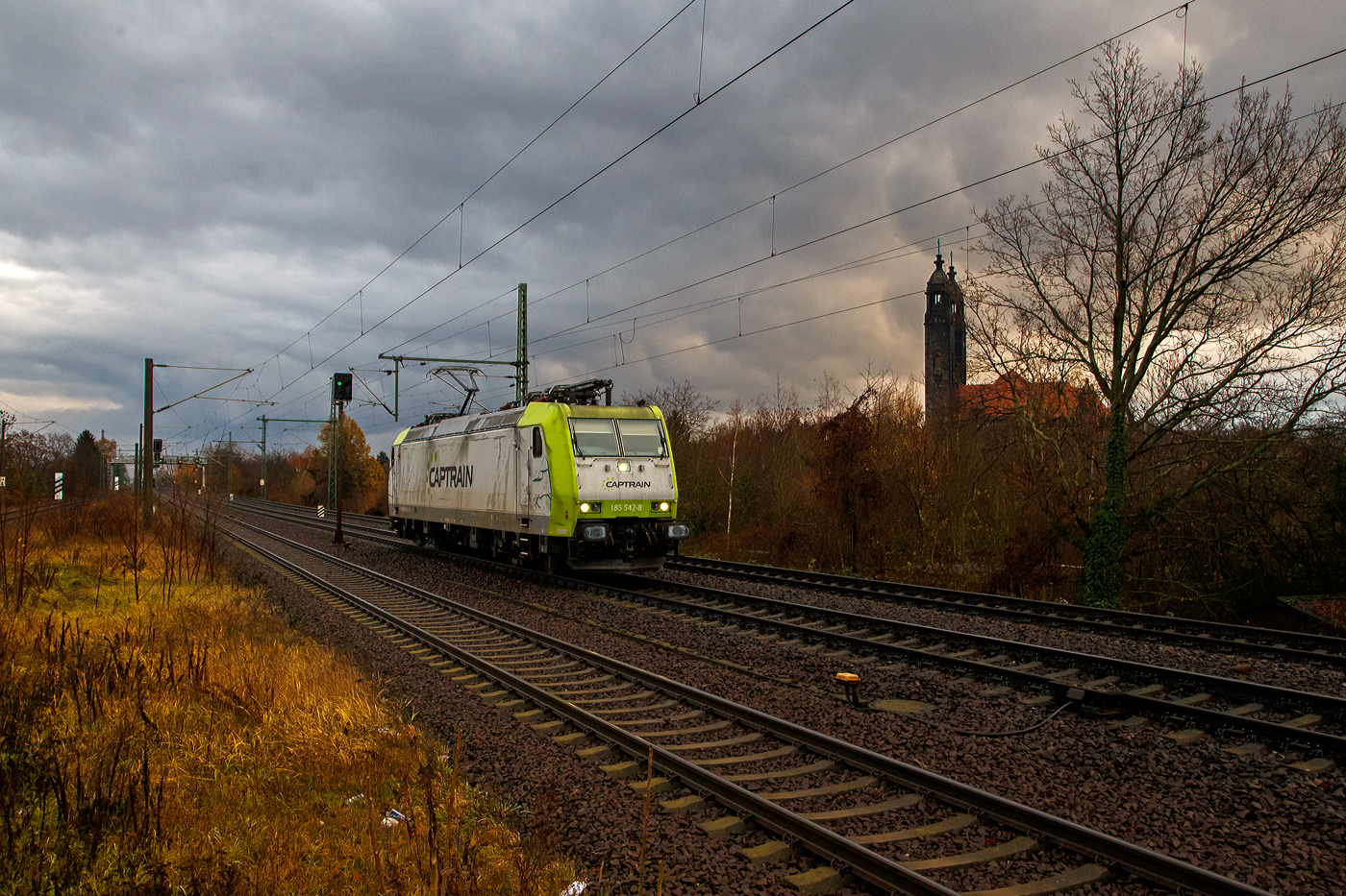 Die Schweiz taugliche185 542-8 (91 80 6185 542-8 D-ITL) der CAPTRAIN Deutschland GmbH / ITL Eisenbahngesellschaft mbH fährt am Nachmittag des 07.12.2022 als Lz (Lokzug/Triebfahrzeugfahrt) durch Dresden-Strehlen in Richtung Dresden. Rechts die evangelische Christuskirche.

Die TRAXX F140 AC1 wurde 2005 von Bombardier in Kassel gebaut. Sie hat die Zulassungen für Deutschland, Österreich und die Schweiz (D/A/CH).
