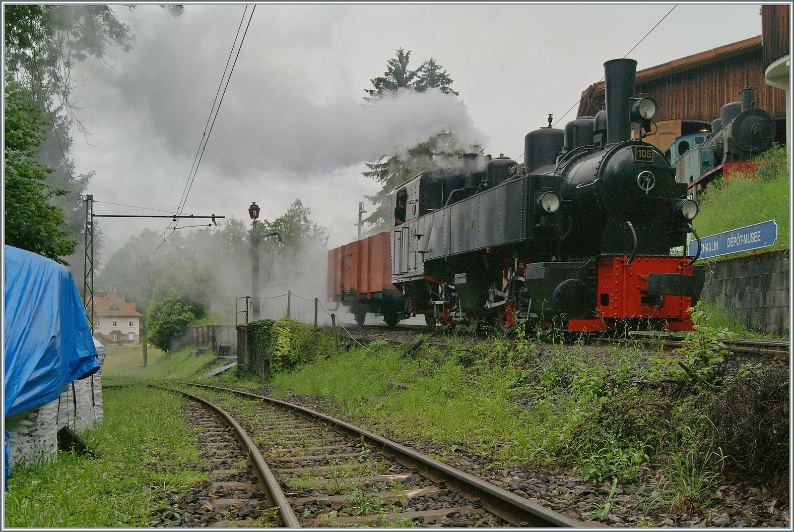 Die SEG G 2x 2/2 105 der Blonay Chamby Bahn rangiert in Chaulin einen  GFM  L, der bei der B-C hauptsächlich für den Kohlentransport genutzt wird.

10. Juni 2024
