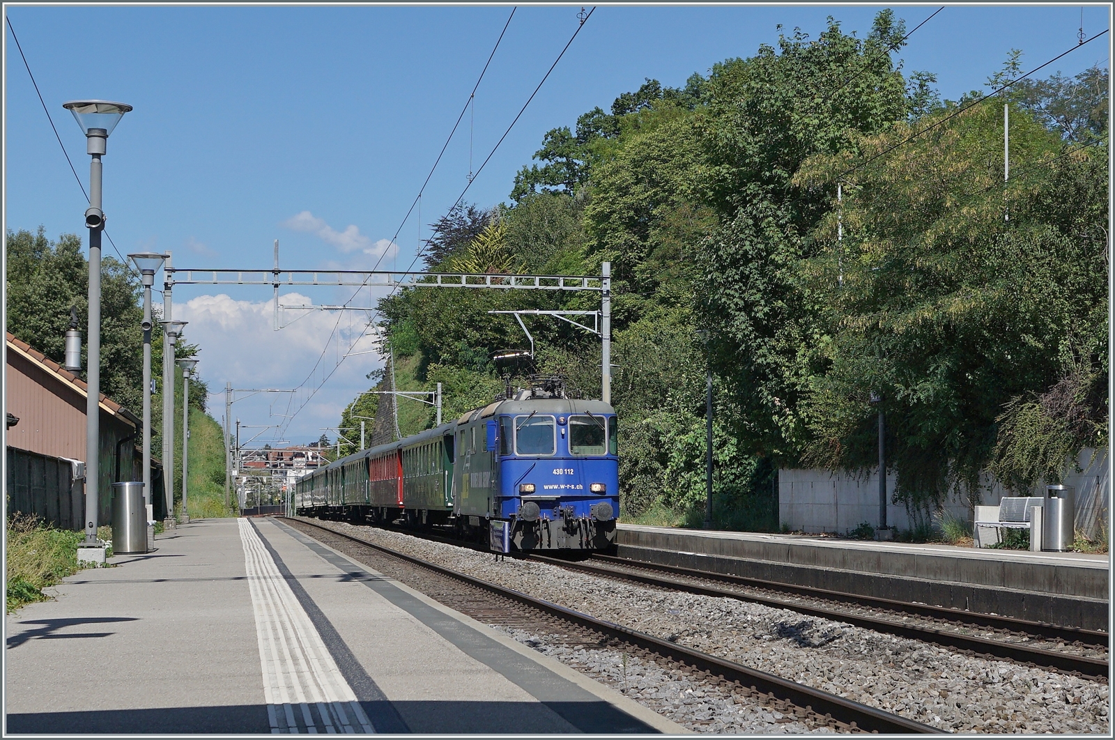 Die WRS Re 430 112 ist mit einen Extrazug in Burier in Richtung Wallis unterwegs. 

30. Juli 2022