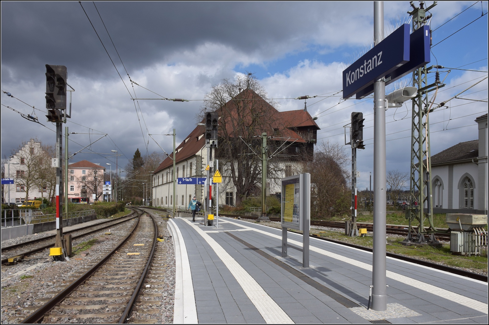 Dieser Tage streiken mal nicht Fahrzeuge, Weichen oder Signale im großen Kanton, sondern die Mitarbeiter.

Die Signale streiken nicht, sie werden bestreikt... Dunkle Signale sieht man nicht alle Tage. Bahnhof Konstanz Richtung Norden. März 2023.