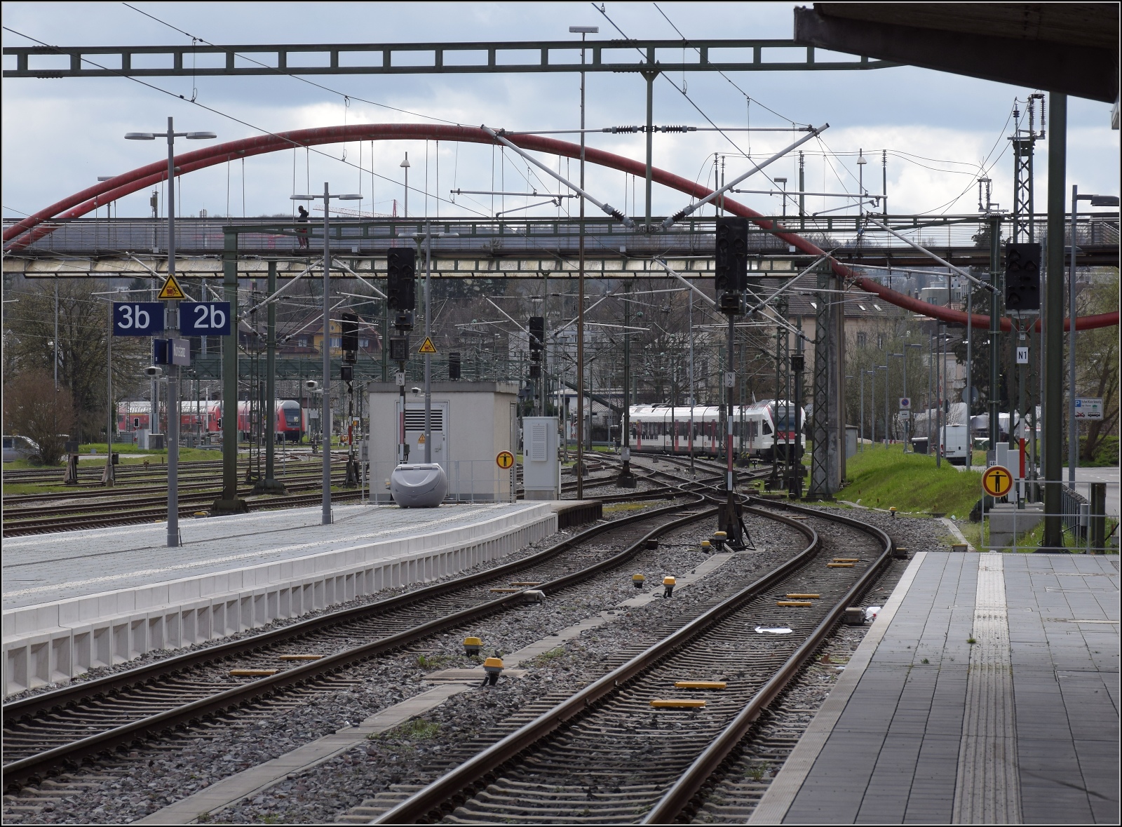 Dieser Tage streiken mal nicht Fahrzeuge, Weichen oder Signale im großen Kanton, sondern die Mitarbeiter.

Die Signale streiken nicht, sie werden bestreikt... Dunkle Signale sieht man nicht alle Tage. Bahnhof Konstanz Richtung Süden. März 2023.