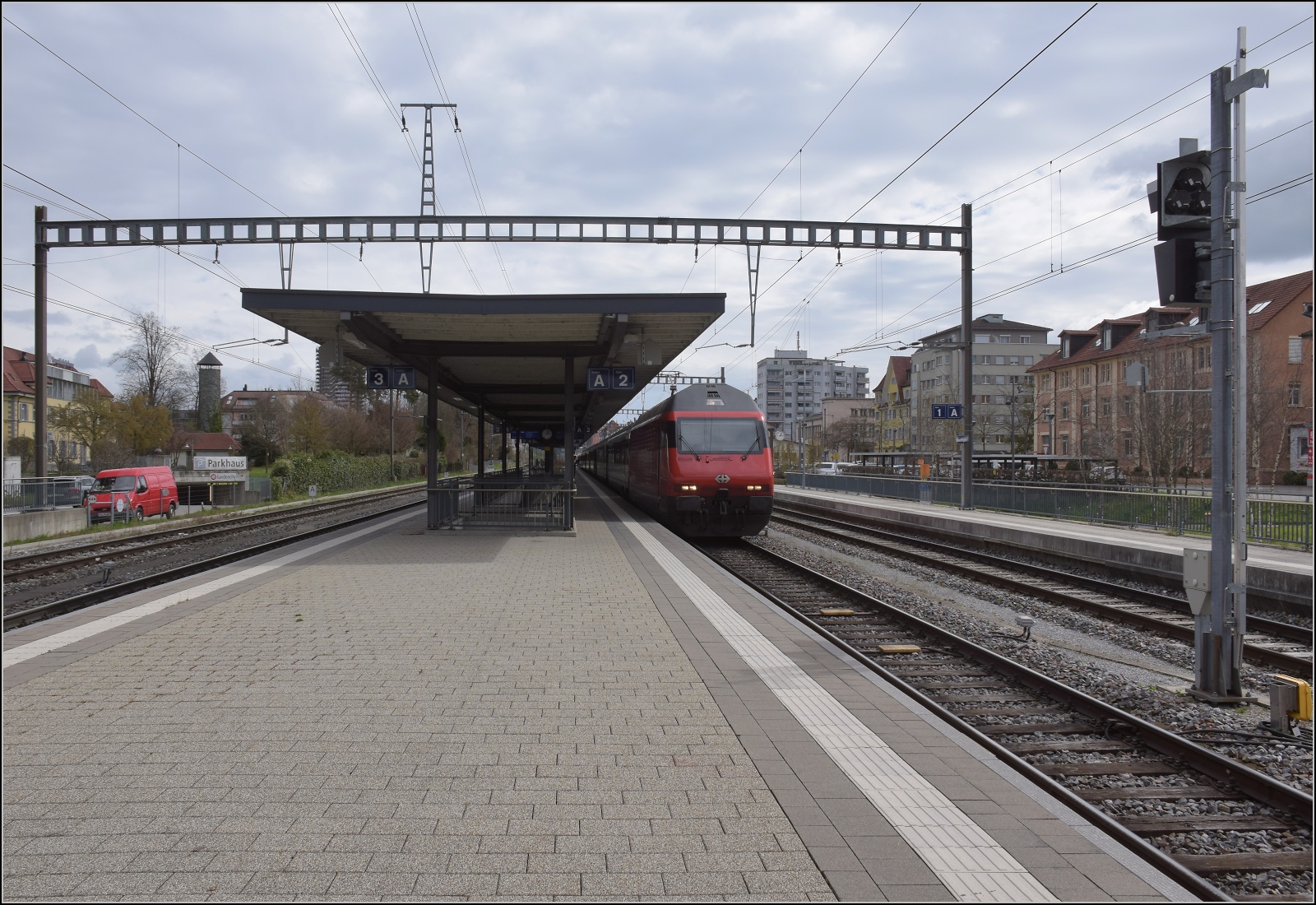 Dieser Tage streiken mal nicht Fahrzeuge, Weichen oder Signale im großen Kanton, sondern die Mitarbeiter.

In Kreuzlingen steht der Steuerwagen von Re 460 100 nicht am Bahnsteig, offenbar eine kleinere Streikfolge. Bei ETCS ist eine Wende des Zuges nicht ohne weiteres möglich. Ein viel kritisierter Systemfehler. Hier führt es dazu, dass der Zug über die Balisen am Ausfahrsignal Richtung Weinfelden komplett überqueren muss, weil nicht nach Konstanz weiterfahren kann. Diese Konstellation ist aber für den Normalbetrieb nicht vorgesehen. Offenbar ist auch der Bahnhof Kreuzlingen auf Kante genäht, nicht nur der schmerzlich fehlende Bahnsteig an Gleis 4 ist hier ein Problem. Damit wäre auch geklärt, dass die DB nicht schuld daran ist, dass die ICN nach Konstanz nicht als Doppeltraktion konnten, sondern der eigentliche Engpass Kreuzlingen ist, in Konstanz hätte das wohl relativ knapp gereicht. War wohl vorher niemandem aufgefallen. 

Ganz offenbar schafft ETCS Probleme, die vorher nicht erwähnenswert waren. Hier sollte dringend nachgebessert werden, auch in der Schweiz ist Schönwetterbetrieb nicht der Normalfall...
März 2023.