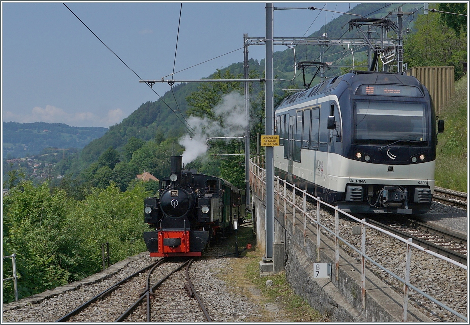 Durch die geringe Grösse des Bahnhofs Chamby und des Betriebsgeschehen ein eher seltenes Ereignis: Paralleleinfahrt des MOB GoldenPass Panoramic 2221 mit dem Alpina ABe 4/4 9303 und dem Blonay-Chamby Dampfzug mit der SEG G 2x 2/2 105. 

28. Mai 2023