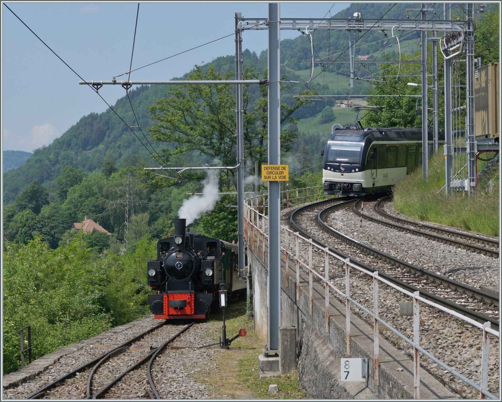 Durch die Grösse des Bahnhofs Chamby und des Betriebsgeschehen ein eher seltenes Ereignis: Paralleleinfahrt des MOB GoldenPass Panoramic 2221 mit dem Alpina ABe 4/4 9303 und dem Blonay-Chamby Dampfzug mit der SEG G 2x 2/2 105. 28. Mai 2023
