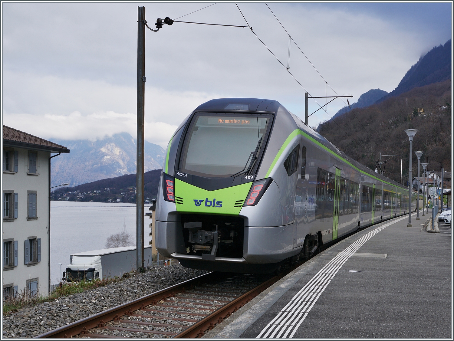 Durch strake Fahrgastzunahmen sah sich die RegionAlps gezwungen, bei der BLS einen RABe 528 zu mieten, welcher zwei RegionAlps Dominos freisetzt. Der BLS RABe 528 109 steht in St-Gingolph und wartet auf die Rückfahrt nach Birg als R 91 6125.

4. März 2024 