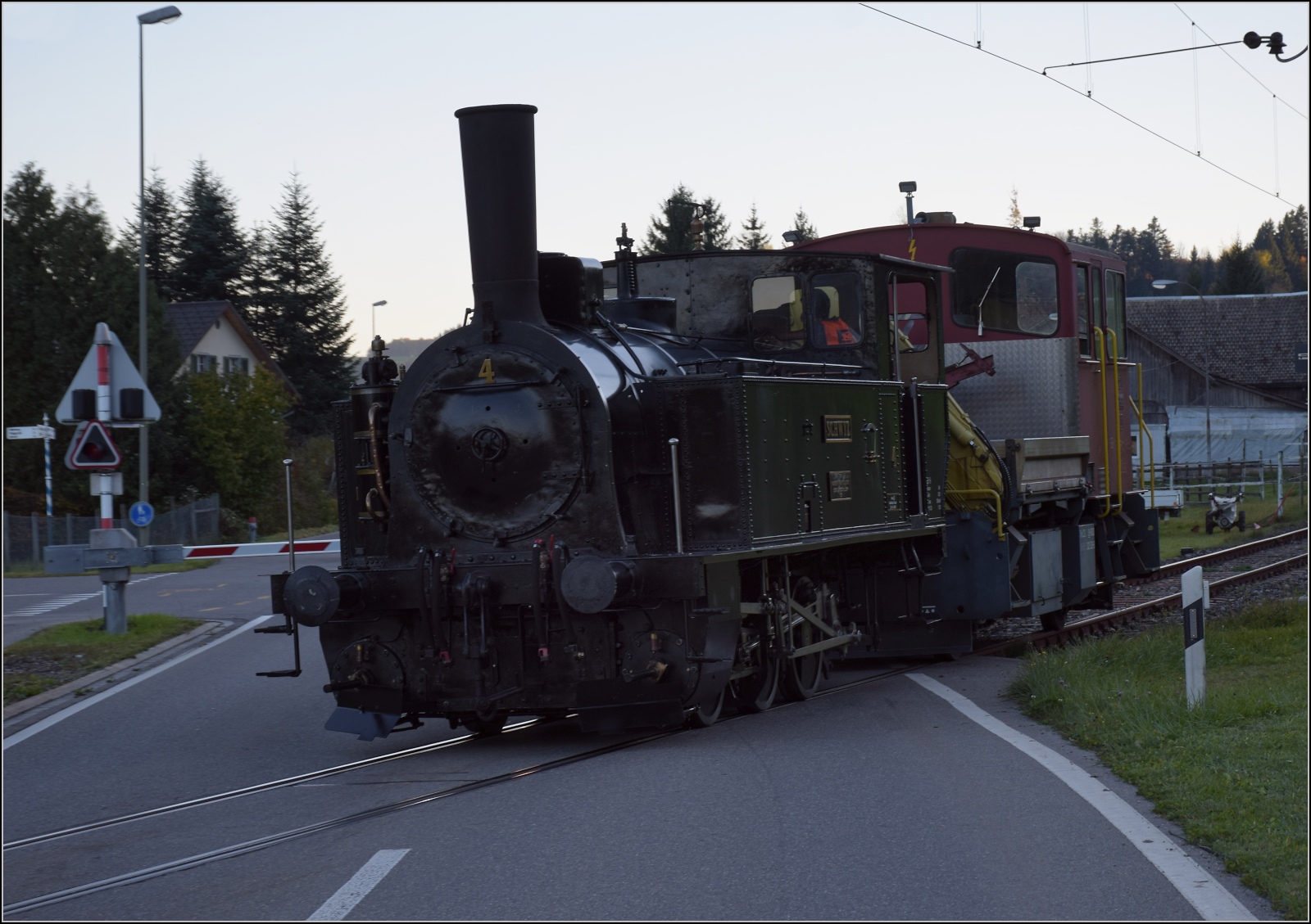 DVZO Dampffest 2017.

Als Nachzügler kam nach Ende des Dampffests noch E 3/3 4 'Schwyz' bei Neuthal des Weges. Oktober 2017. 

Hier handelt es sich um eine Lok mit ganz ungewöhnlicher Geschichte. Für die Wädenswil-Einsiedeln-Bahn wurden bei der Maschinenfabrik Eßlingen 3 zweiachsige Dampfloks mit dem eigens für die Strecke entwickelten Wetli-Walzensystem beschafft, eine Art alternatives Zahnradsystem mit absenkbaren Walzen. Nachdem bei der Hauptprobe das System einwandfrei funktionierte, versagten bei der Talfahrt ohne Walze die Bremsen. Die Fahrt endete mit einem Überschlag der Lokomotive im Bahnhof Wädenswil und mit mehreren Toten. Die 2 anderen Loks wurden in Dreiachser umgebaut und versahen die meiste Zeit mit Beladung der Trajektschiffe der NOB in Romanshorn.

Baugleich mit den nunmehr 3-achsigen Tenderlokomotiven wurden 4 Loks von der Maschinenfabrik Eßlingen und 7 Loks von der SLM an die WE nachgeliefert. Die Nummer 4 ist die einzige erhaltene Lok dieser Bauserie ohne Wetli-Walze. Die Rampe von Wädenswil nach Einsiedeln wurde aber dadurch nicht flacher. So wurden schwere Pilgerzüge nach Einsiedeln mit Mehrfachtraktionen bis zu 5 Loks befördert. 