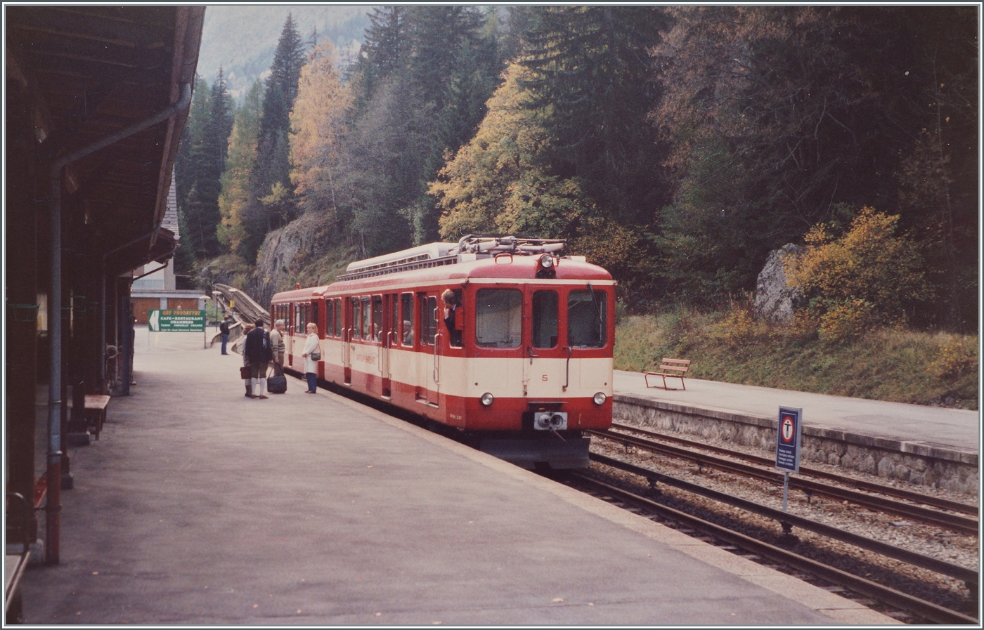 Ebenfalls aus  alten Tagen  stammen die nun folgende zwei Bilder, die jedoch deutlich weniger alt sind und qualitativ besser ausgefallen sind: Der BDeh 4/4 N° 5 wartet in der Zugsausgangsstation als Regionalzug 19 auf die Abfahrt nach Martigny. Im Hintergrund ist die Strecke Richtung Frankreich zu erkennen. Neben der besonderen Farbgebung des Zuges ist ebenfalls noch zu erwähnen: damals war der Bahnhof noch mit Stromschienen ausgerüstet. 

Analogbild vom 23. Okt. 1988 