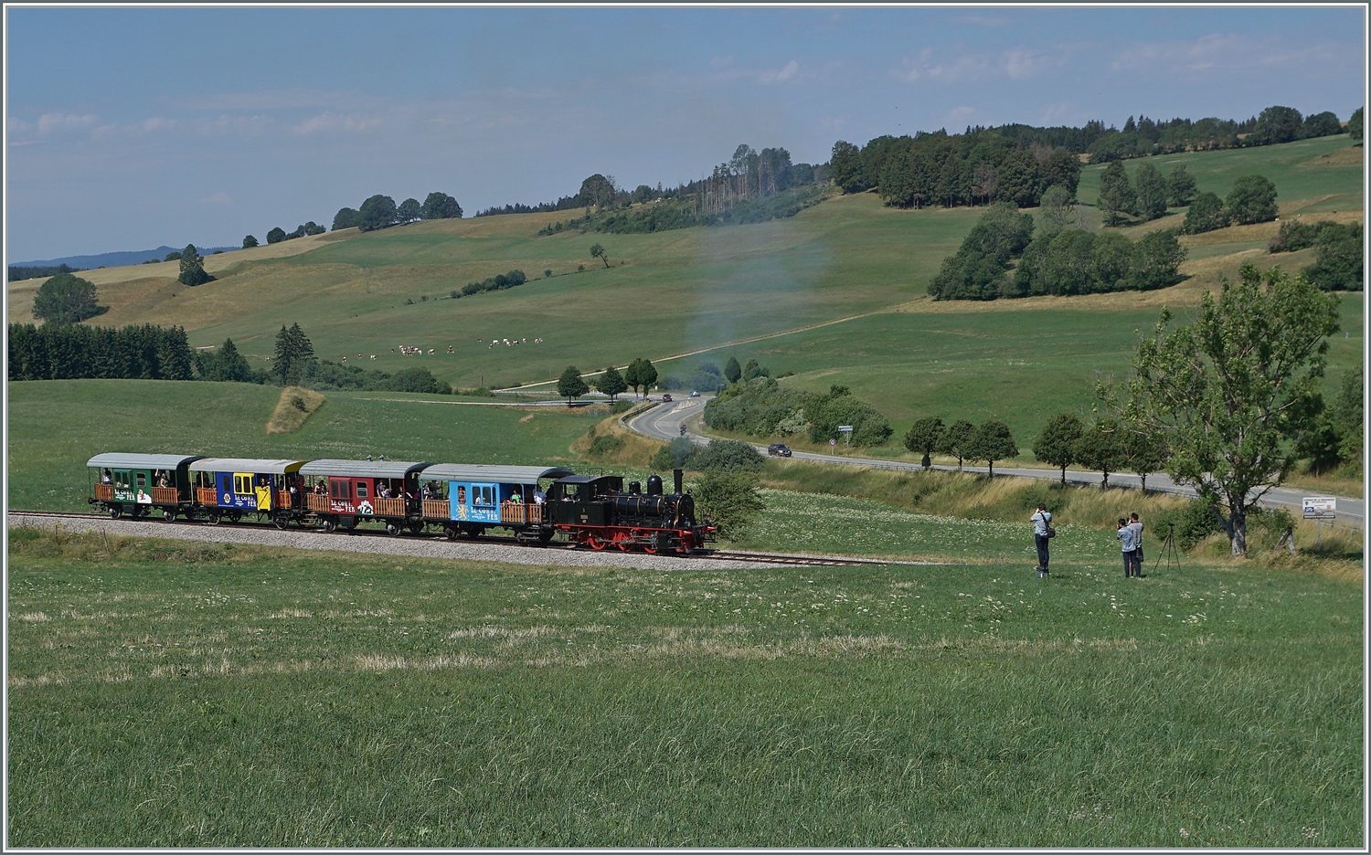 Ebenfalls bei Le Touillon zeigt sich die zweite Coni'Fer Dampflok, die ex E 3/3  Tigerli  mit ihren vier ex.  Spuntik  Wagen; auch hier sorgt das zur Dampferzeugung verwendet Holz für relativ wenig Rauch.

15. Juli 2023