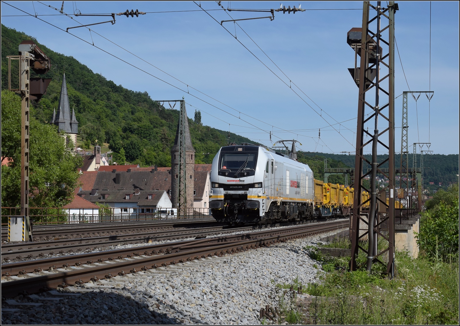 Echte Brummer.

Die Eurodual 159 236 von Schweer Bau vor der Kulisse des historischen Städchens Gmünden am Main. Juni 2022.