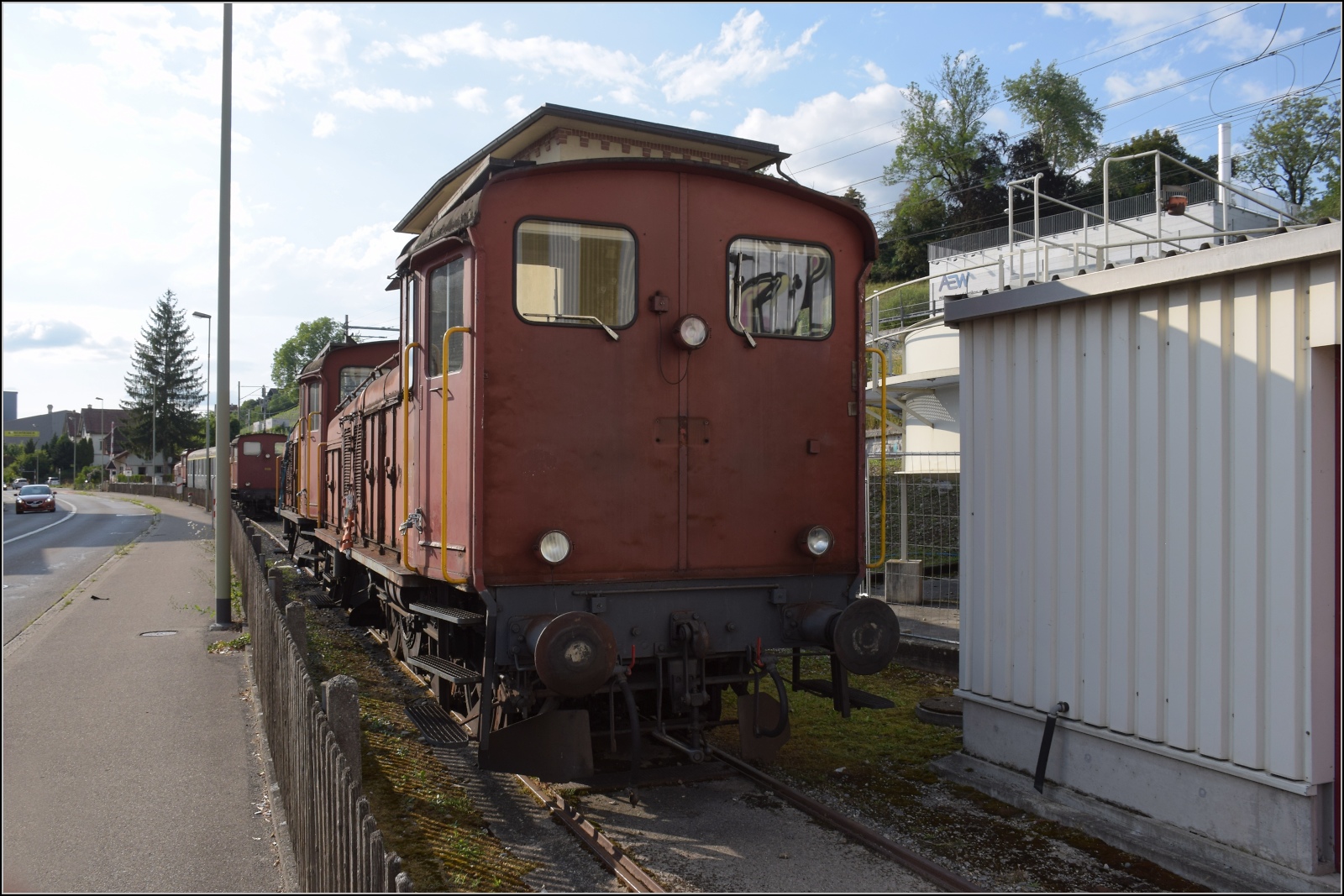 Ee 3/3 16315 macht das zweite Halbschuhpaar komplett. Uetikon am See, Juli 2023.