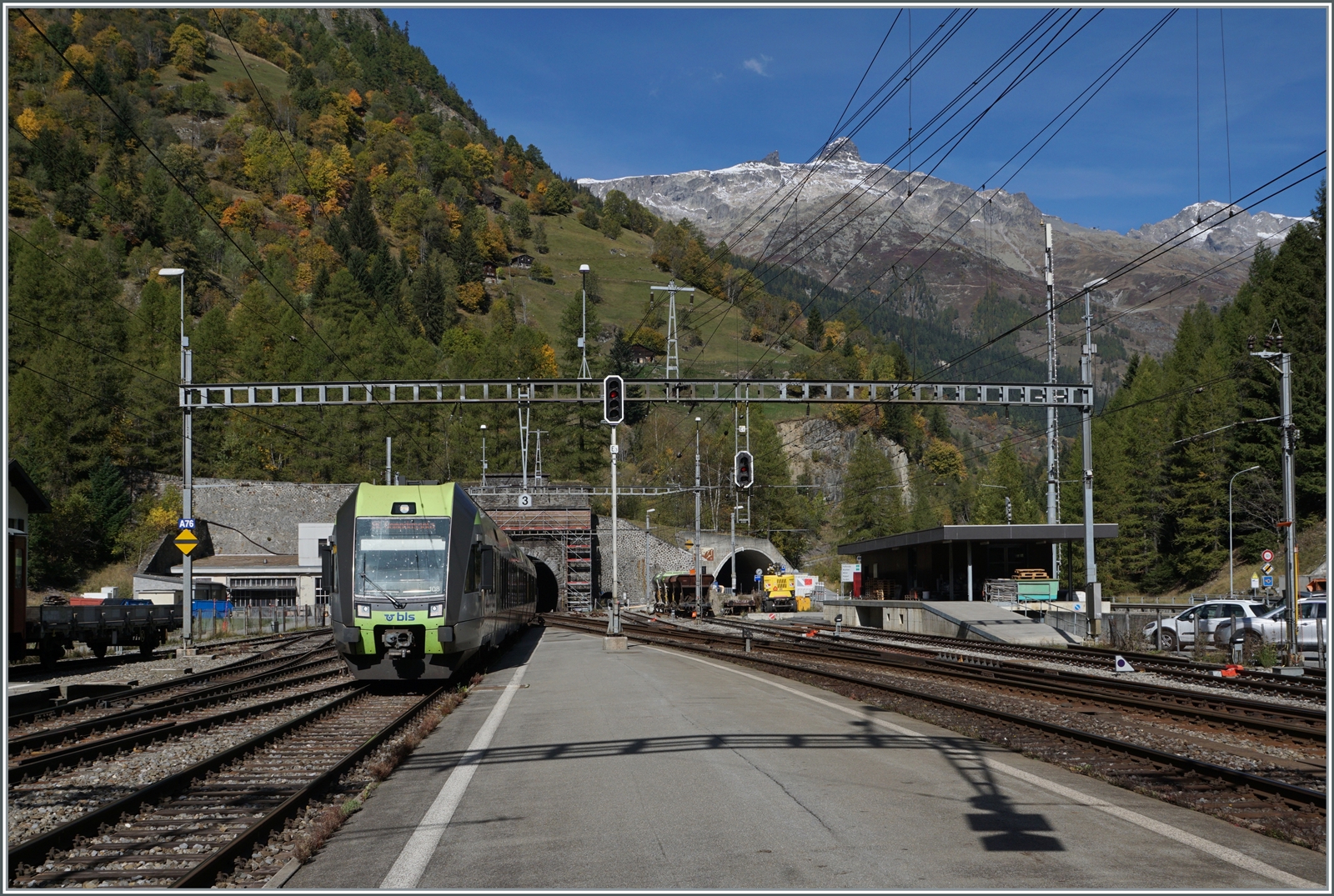 Eigentlich bin ich zum Abschied der BLS Re 4/4 nach Goppenstein gefahren, doch habe ich (unbewusst) auch gleich noch ein paar (letzte) Bilder der Lötschberger auf ihrer namensgebenden Strecke gemacht: der BLS RABe 535 108 verlässt den Lötschberg Tunnel und erreicht Goppenstein. 

11. Okt. 2022