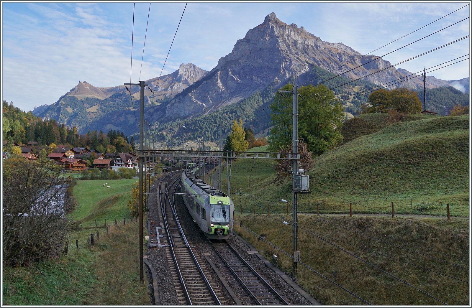 Eigentlich bin ich zum Abschied der BLS Re 4/4 nach Kandersteg gefahren, doch habe ich (unbewusst) auch gleich noch ein paar (letzte) Bilder der Lötschberger auf ihrer namensgebenden Strecke gemacht: der BLS RABe 535 118 und ein weiterer verlassen den Bahnhof Kandersteg in Richtung Lötschberg Tunnel. 

11. Okt. 2022