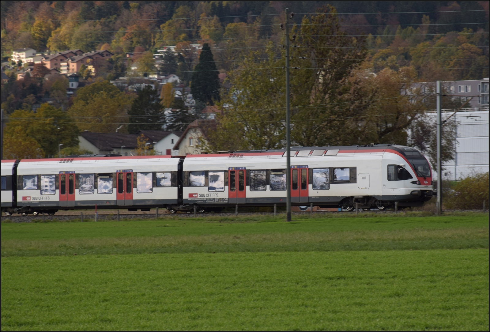 Ein bisschen Jurasüdfuss. 

RABe 523 054 bei Grenchen. November 2023.