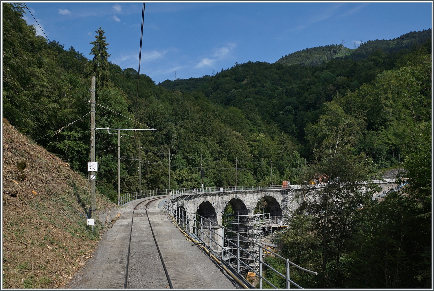 Ein Blick auf den Sanierung bedürftigen Baye de Clarens Viadukt. Die Strecke von Blonay her wurde schon soweit hergerichtet, dass Strassen-Baufahrzeuge hier zur Baustelle gelangen können und an etlichen Pfeilern des Viaduktes haben die Gerüstarbeteiten begonnen. 
Unschwer zu erkenne, der durch den Bergdruck in die Höhe gehoben zweite Pfeiler. 

13. Aug. 2023