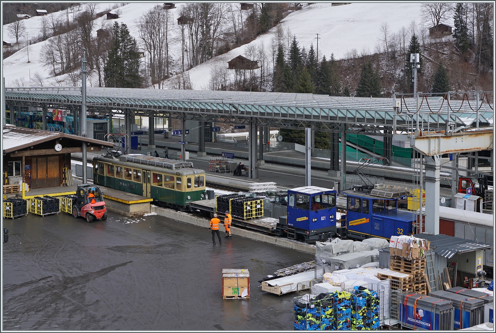 Ein Blick auf den WAB Güterumschlagplatz von Lauterbrunnen mit dem WAB BDeh 4/4 115 beim Güterschuppen und des etwas verdeckten He 2/2 32. 

16. Jan. 2024