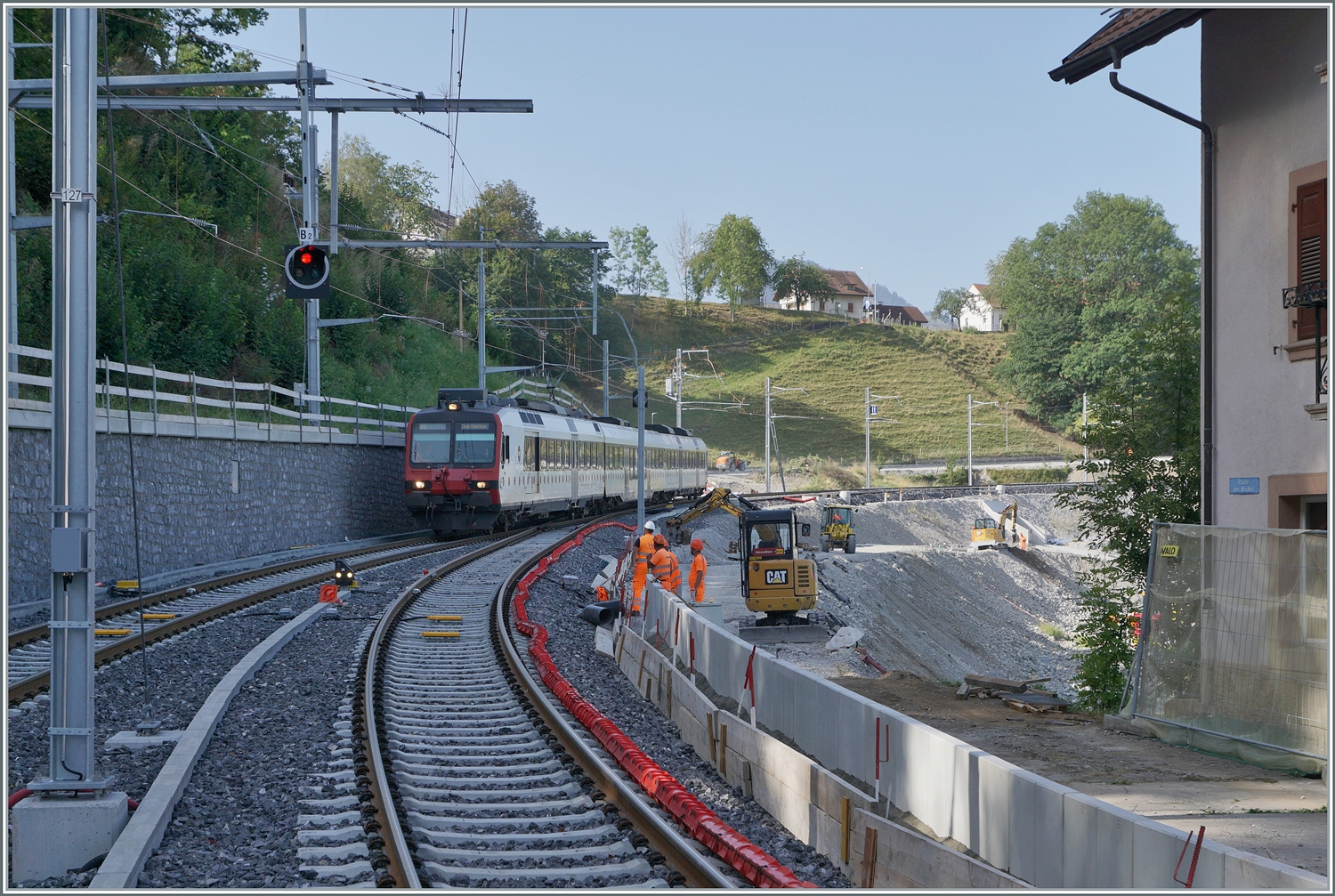 Ein Blick in die gleiche Richtung am Tag der Betriebsaufnahme des Normalspurverkehrs, mit einem einfahrenden TPF RBDe 560 in Broc Fabrique. Ich fand, dass dem Domino RBDe 560 Triebwagen die Steigung (es sind immerhin 41 Höhenmeter in engen Kurven) echt zu schaffen machte.

24. August 2023