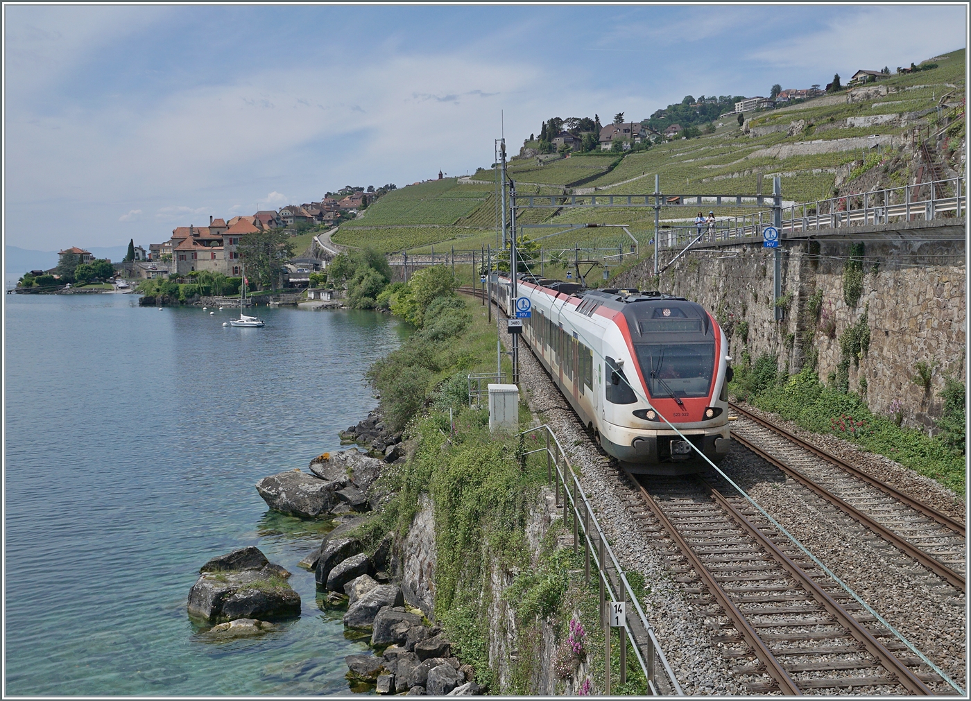 Ein FLRT, bzw. zwei; ein Motiv welches kaum Aufmerksamkeit erregt, Trotzdem habe ich abgedrückt und zeige das Bild, denn der SBB R3  24345 von Vallorbe nach Bex fährt kurz nach Rivaz im Wechselbetrieb auf dem rechten Gleis und die FLIRT EVO sollen ja auf absehbare Zeit die Flirts der ersten Generation ersetzen, so dass dieser Anblick schon in einigen Jahren der Vergangenheit angehören wird. 

19. Mai 2025