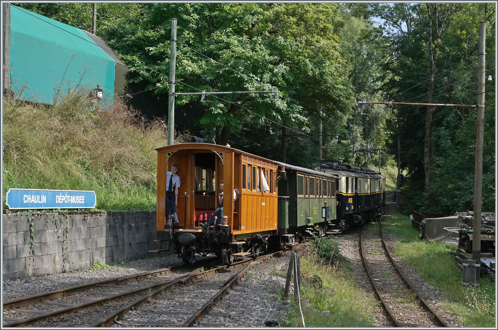 Ein ganz besonderes Schmuckstück der Blonay Chamby Bahn ist der zweiachsige LE Grossraumwagen B2 N° 5	von 1865, gebaut von Chevalier, Chailus & Cie Paris. Hier ist der schöne Wagen bei einem seiner selten Einsätzen bei der Ankunft in Chaulin zu sehen.
Der Wagen war bei der LEB im Einsatz, nachdem diese in von der MC Mont-Cenis Bahn übernommen hatte. 

13. Aug. 2023

 

  
