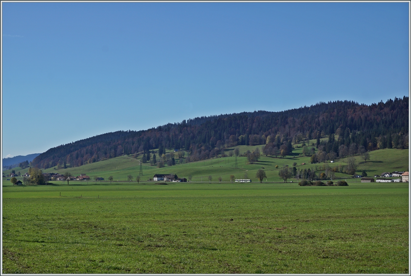 Ein kleiner Zug im grossen weiten Tal. 

Bei La Sagne, den 28. Okt. 2024