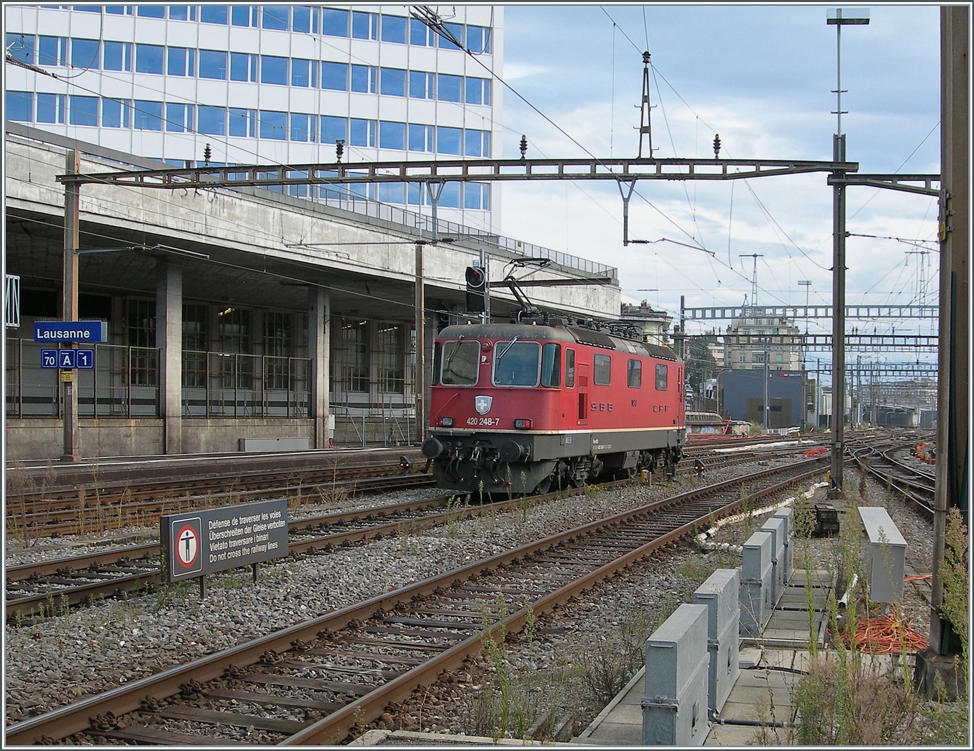 Ein Lok, die Jahrzehnte lang als Mehrzwecklok das Betriebsgeschehen prägte, scheint sich langsam zu verabschieden: Die SBB Re 4/4 II. Noch ist die Re 4/4 II 11248 (Re 420 248-7) im Einsatz aber verlässt schon fast sinnbildlich den Bahnhof von Lausanne. 

17. Oktober 2024