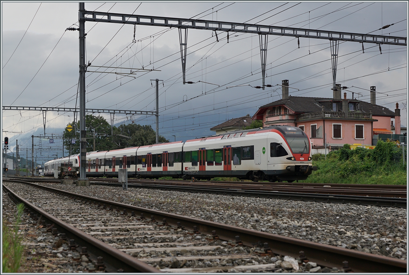 Ein R3 von St-Maurice nach Vallorbe bestehend aus den RABe 523 075 und RABe 523 208 erreicht den Bahnhof von Aigle. 

3. August 2024