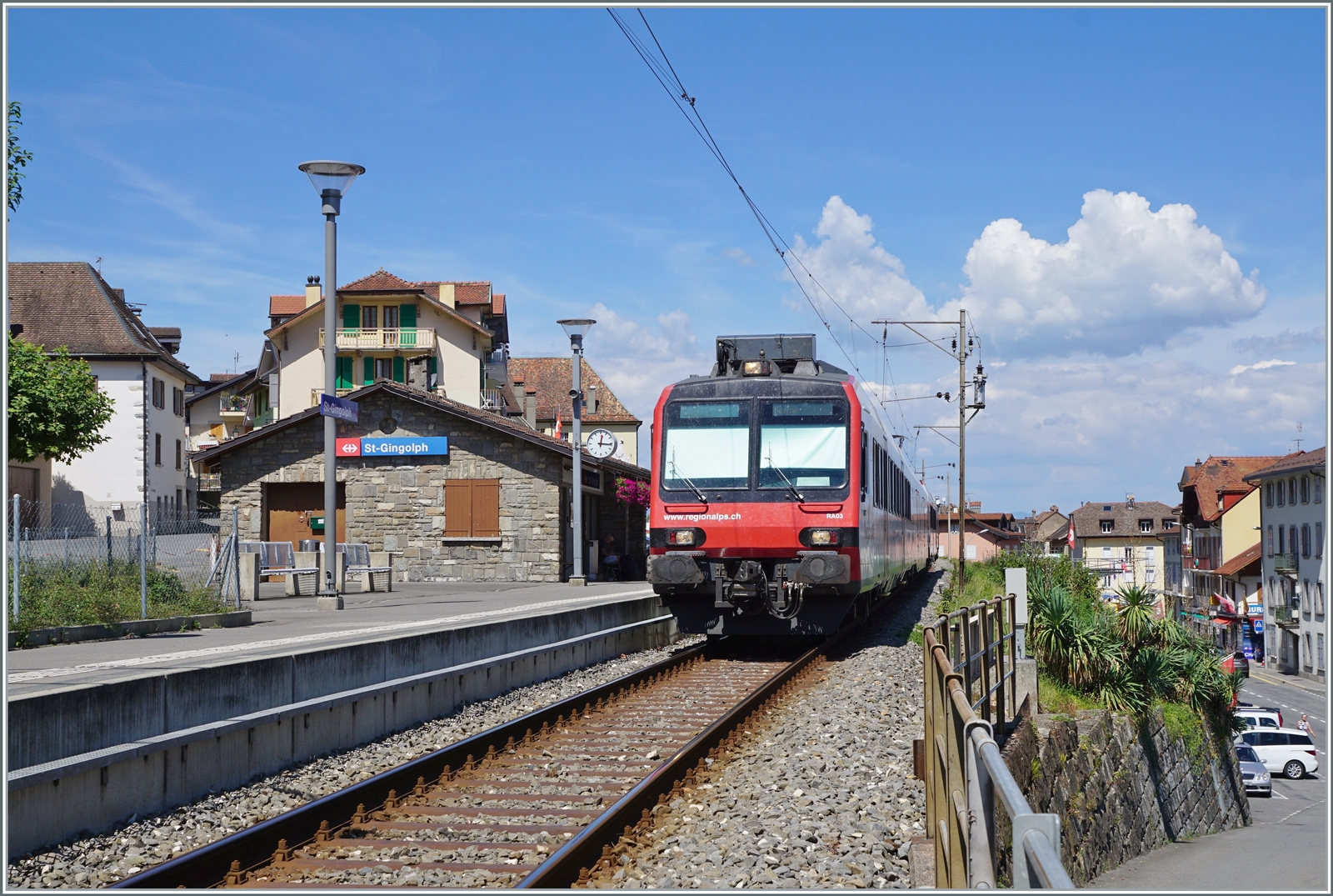 Ein Region Alps RBDe 560 Domino wartet in St-Gingolph (Suisse) auf die Rückfahrt nach Brig. 

30. Juli 2022