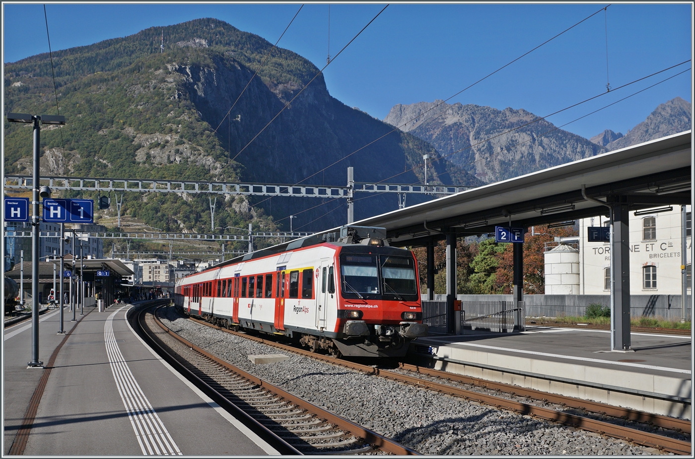 Ein Region Alps RBDe 560  Domino  erreicht den Bahnhof von Martigny. Die Region Alps Dominos unterschieden sich von den SBB Dominos nicht nur durch die etwas andere Farbgebung und das kleiner 1. Klasse Abteil im Steuerwagen, sondern auch durch die urspr�nglicher glatte Front und der Ausstattung mit einer automatischen Kupplung. 

30. Okt. 2024