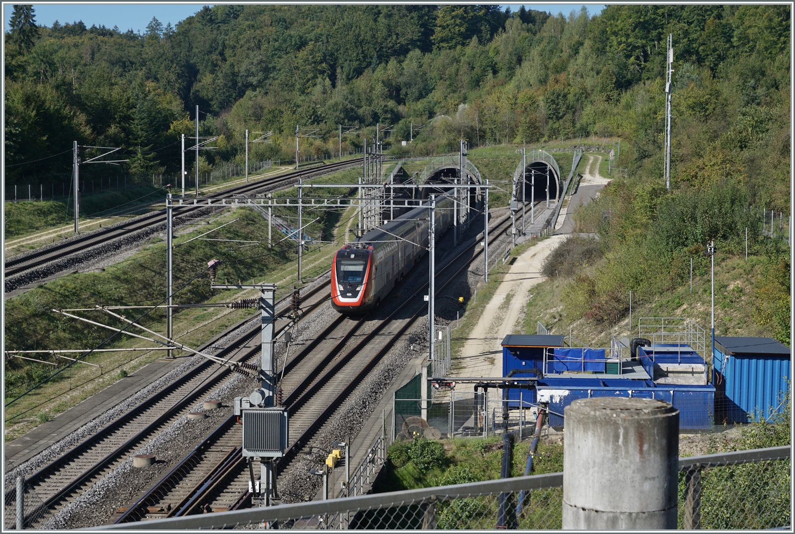 Ein SBB RABe 502 in voller (Druch) Fahrt in Wanzwil (Dienst- und Abzweigstation). 

12. Sept. 2022