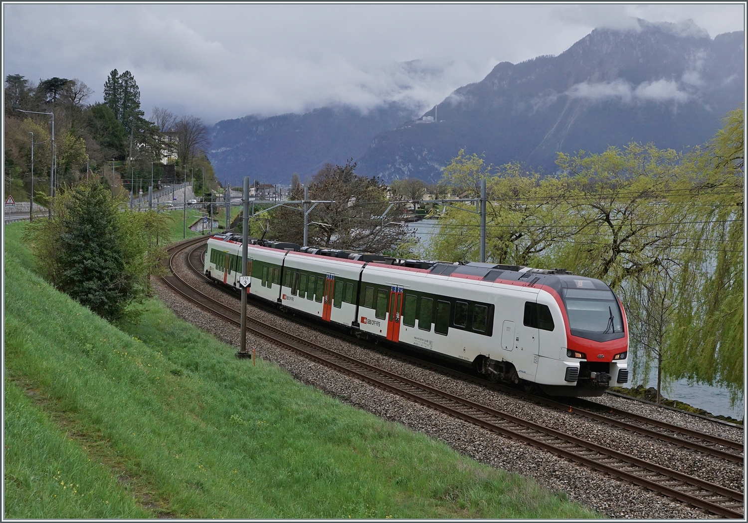 Ein SBB RABe 523.5  Mouettes  als Regionalzug auf der Fahrt in Richtung Lausanne kurz vor dem Château de Chilon.

1. April 2024