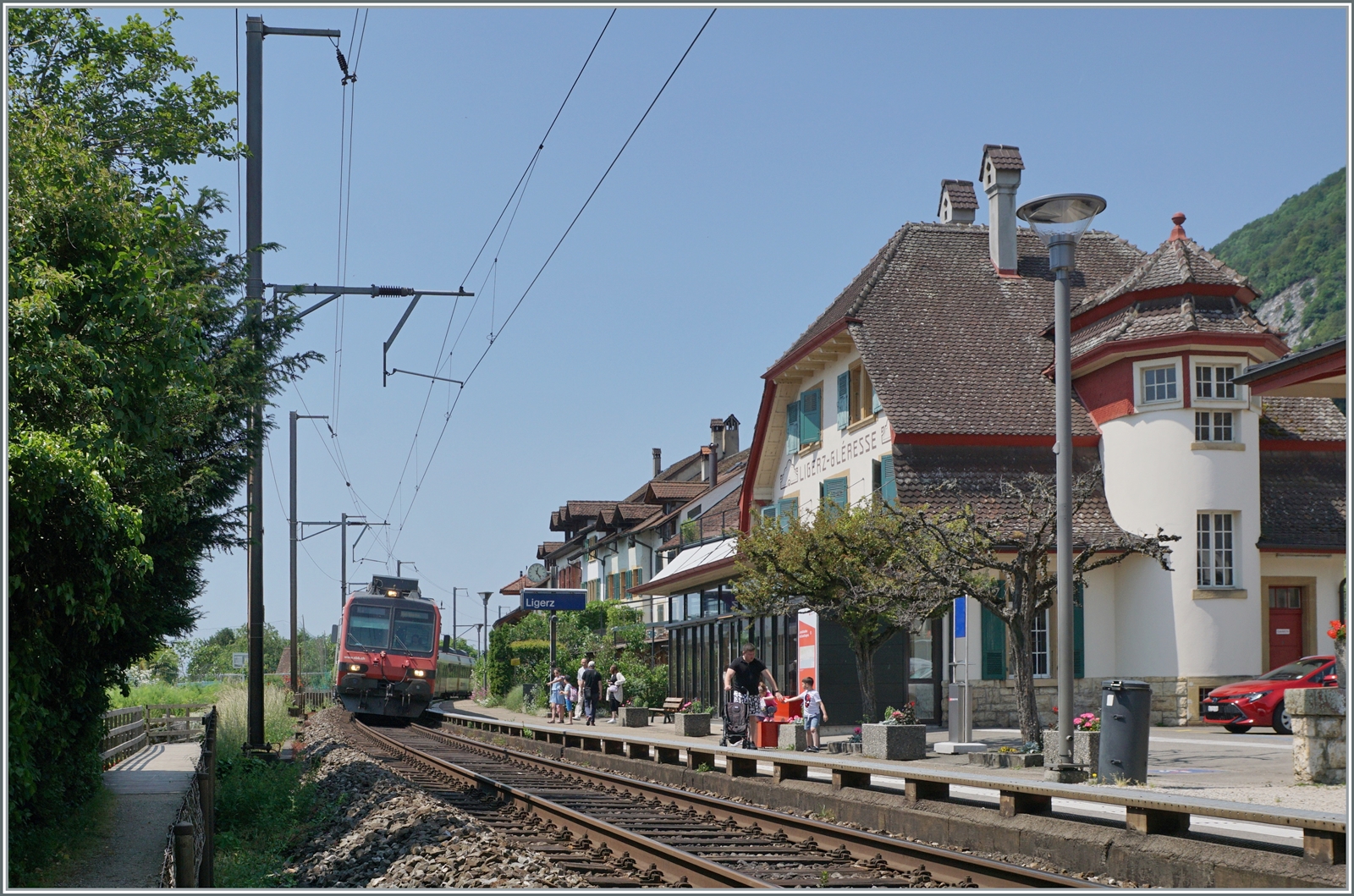 Ein SBB RBDe 560  Domino  erreicht die Haltestelle Ligerz, welche mit einem sehr schönen Empfangsgebäude aufwartet. Doch die Arbeiten für die Verlegung der Strecke in einen Tunnel haben bereits begonnen. 

5. Juni 2023