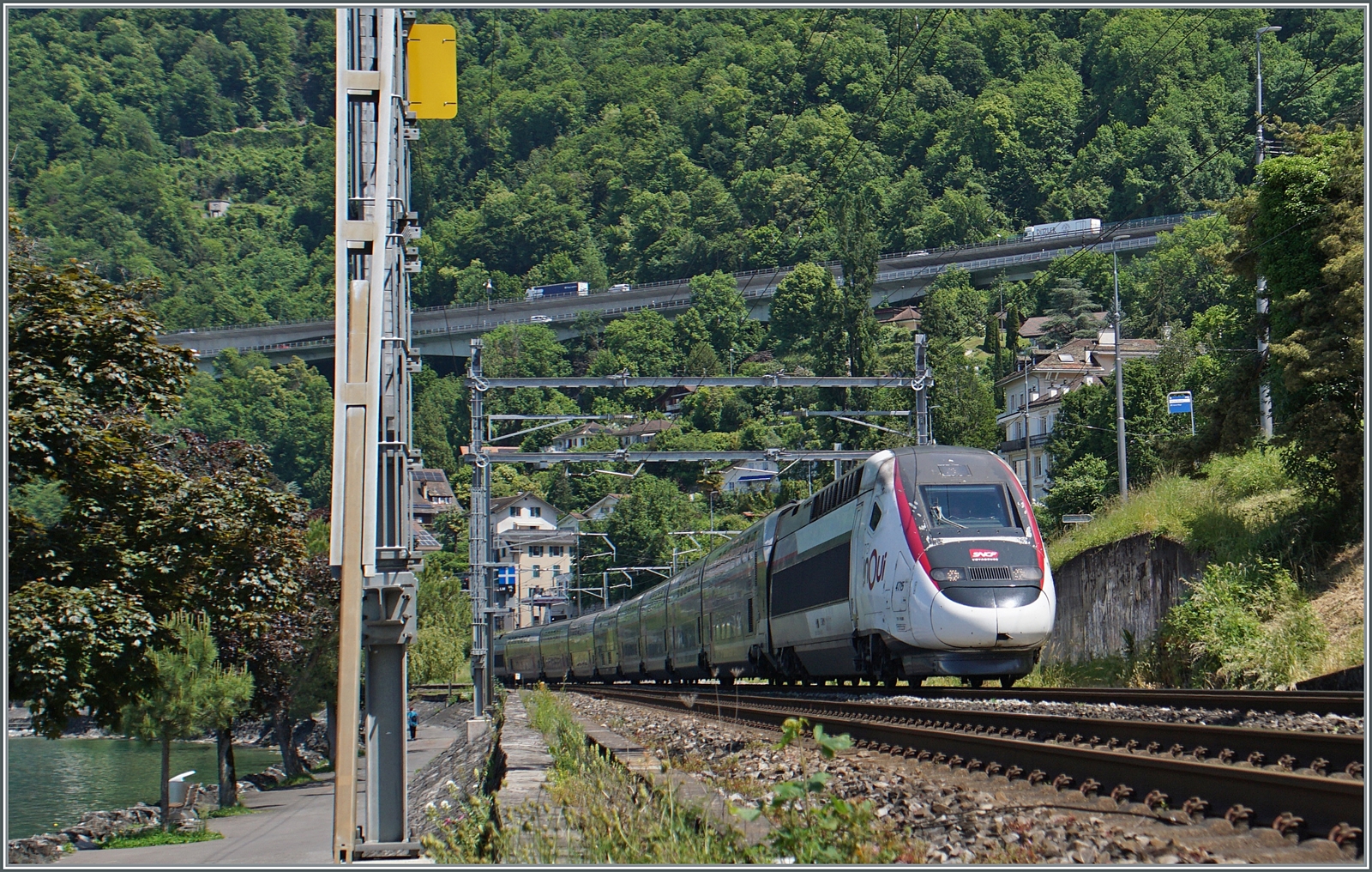 Ein TGV! bei Villeneuve? - nicht dass ich hier noch nie einen gesehen hätte, ABER im Frühjahr 2017 fuhr der letzte TGV de Neige von Lausanne in Richtung Wallis und zurück, denn durch die Umstellung der Strecken auf ETCS konnte die Verbindung nicht mehr angeboten werden. Der TGV Bern - Paris via Basel verkehrte infolge fehlender ETCS Ausrüstung der TGV Züge via Stammlinie statt NBS. Somit war es mehr als überraschend, als plötzlich heute bei Villeneuve ein TGV auftaucht! 
Im Bild der inoui TGV Rame 4715 bei Villeneuve, Ziel und Zweck der Fahrt sind mir unbekannt. 

4. Juni 2024