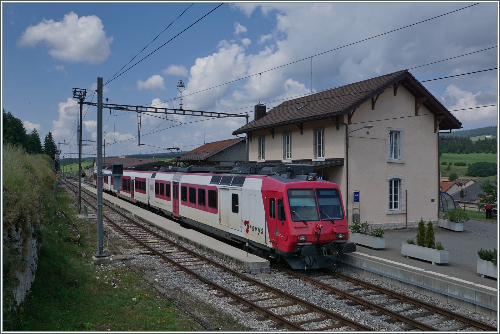 Ein Travys Domino RBDe 560 beim Halt in Le Lieu.

16. Juni 2022