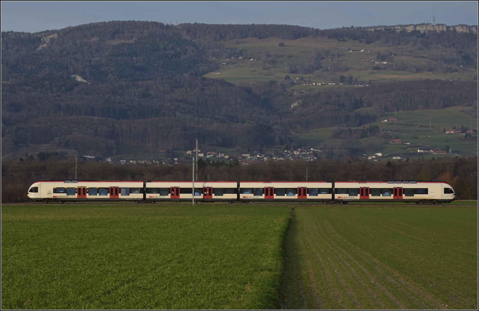 Ein unbekannt gebliebener RABe 523 bei Deitingen. Dezember 2023.