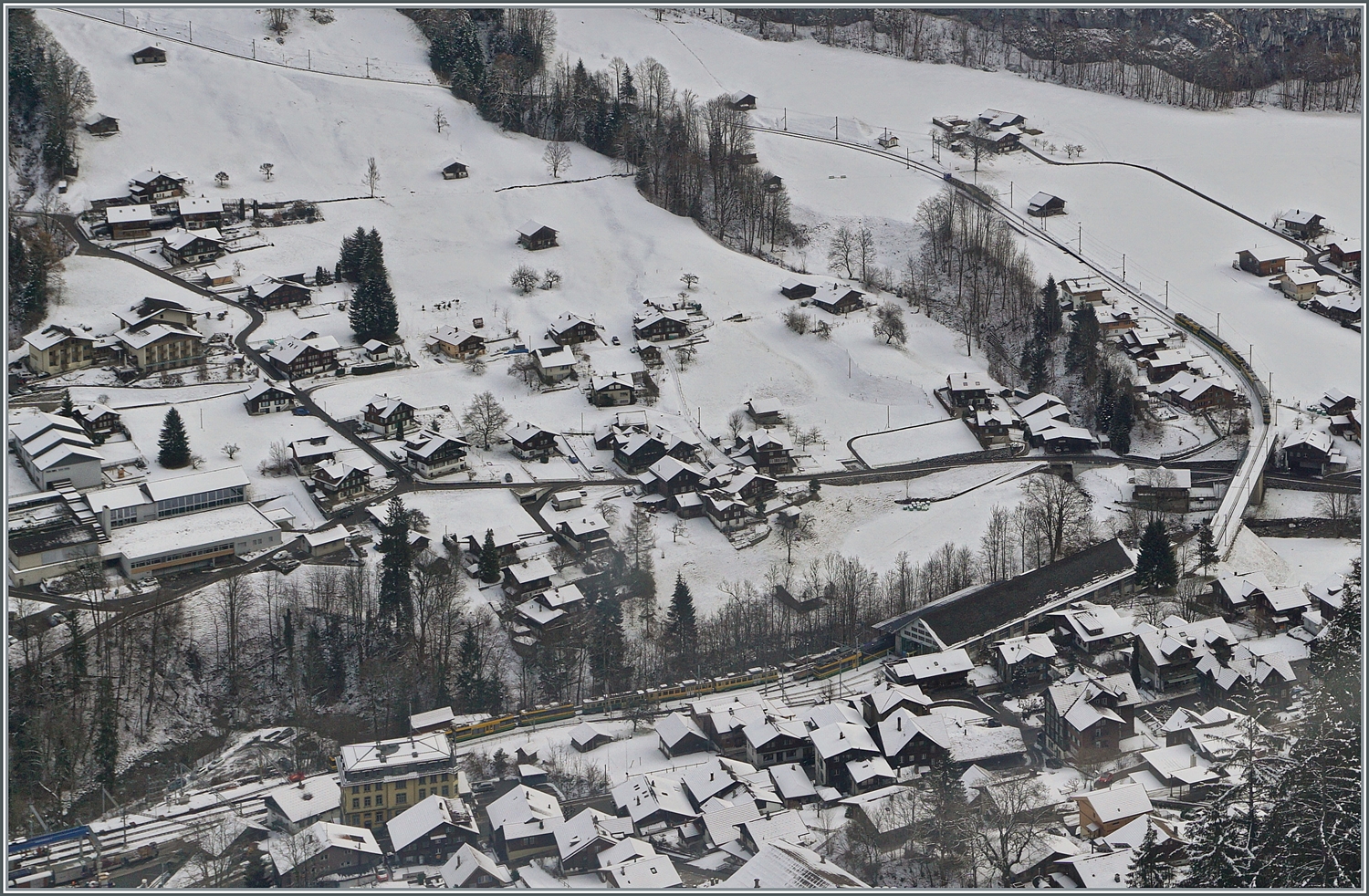 Ein weiters Bild schon etwas weiter unten und stärker geschnitten zeigt neben den beiden WAB Bhe 4/8  Pano  auf der Fahrt in Richtung Kleine Scheidegg auch weitere Fahrzeuge im Bahnhof von Lauterbrunnen. Weiterhin, wenn auch verdeckt ist der BDhe 4/4 115 mit seinen Uaikt 821 zu erkennen.

16. Jan. 2024
