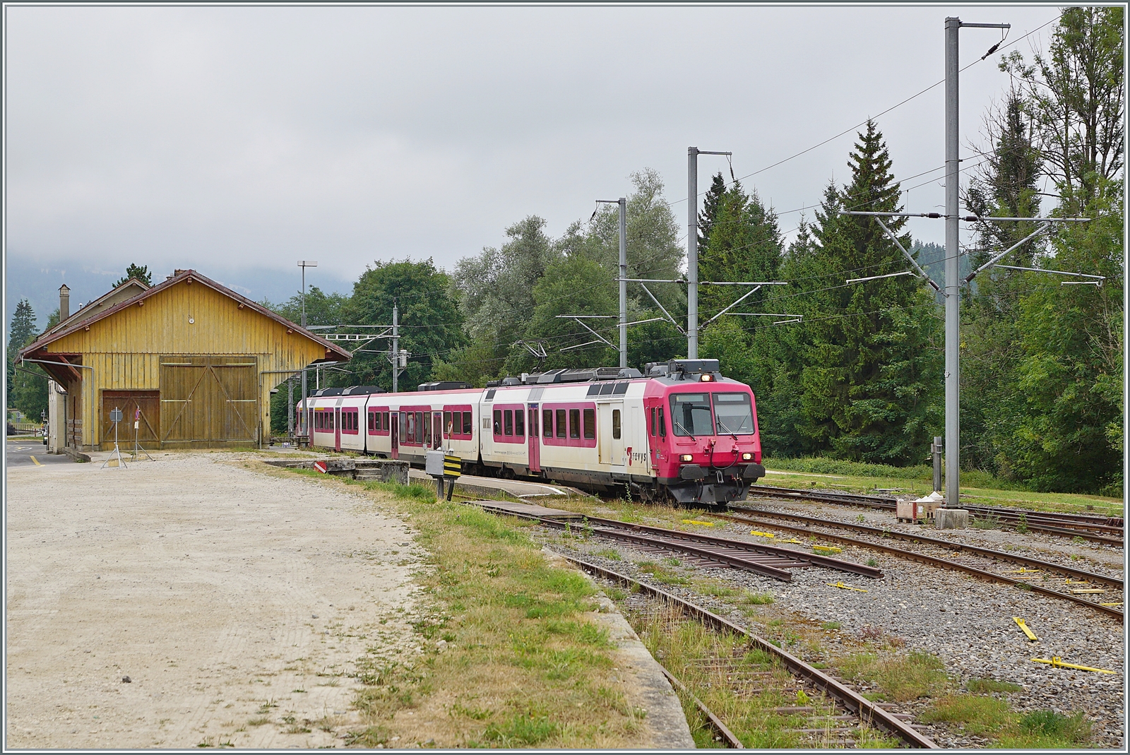 Eine alltägliche, stündlich stattfindende Kreuzung der TRAVYS Domino-Züge in Le Pont am Tag bevor die SBB Flirt den Verkehr übernahmen: Der Regionalzug 6012 von Le Brassus nach Vallorbe mit dem führenden TRAVYS RBDe 560 384-0 hat Le Pont erreicht und wartet nun auf den Gegenzug. 

6. August 2022