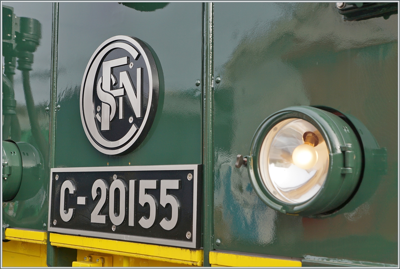 Eine Detailaufnahme der  SNCF C 20155 UIC N° 97 85 1 932-0 (ex SBB Ee 3/3 II 1615, ex SNCF C 20155). Ein elsässischer Eisenbahnfreund hat mir erzählt, dass des Originalnummernschild der C 20155 noch existiert und hier als  Abdruck  zu sehen ist. 

8. November 2025