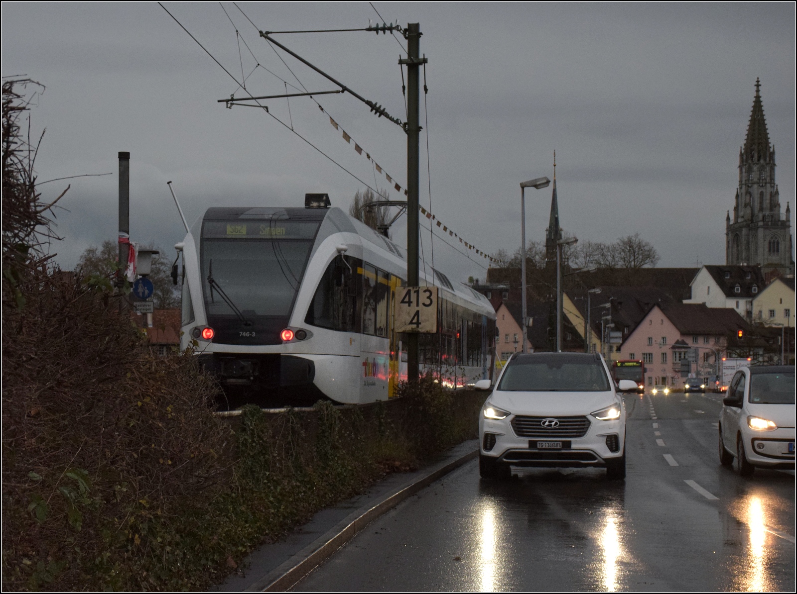 Eine kleine Sensation im Jahr 2023 nach fast 20 Jahren...

Die deutschlandfähigen GTW der Thurbo dürfen endlich zeigen, dass sie auch in Deutschland jenseits der SBB-tauglichen Strecken fahren können. Hier in furchtbar schlechtem Licht die erste kommerzielle Fahrt am Montag vormittag von Schaffhausen via Singen nach Konstanz, der Fotostandort war zwangsweise auch nicht besser... RABe 526 746 auf der Rheinbrücke. Dezember 2023.
