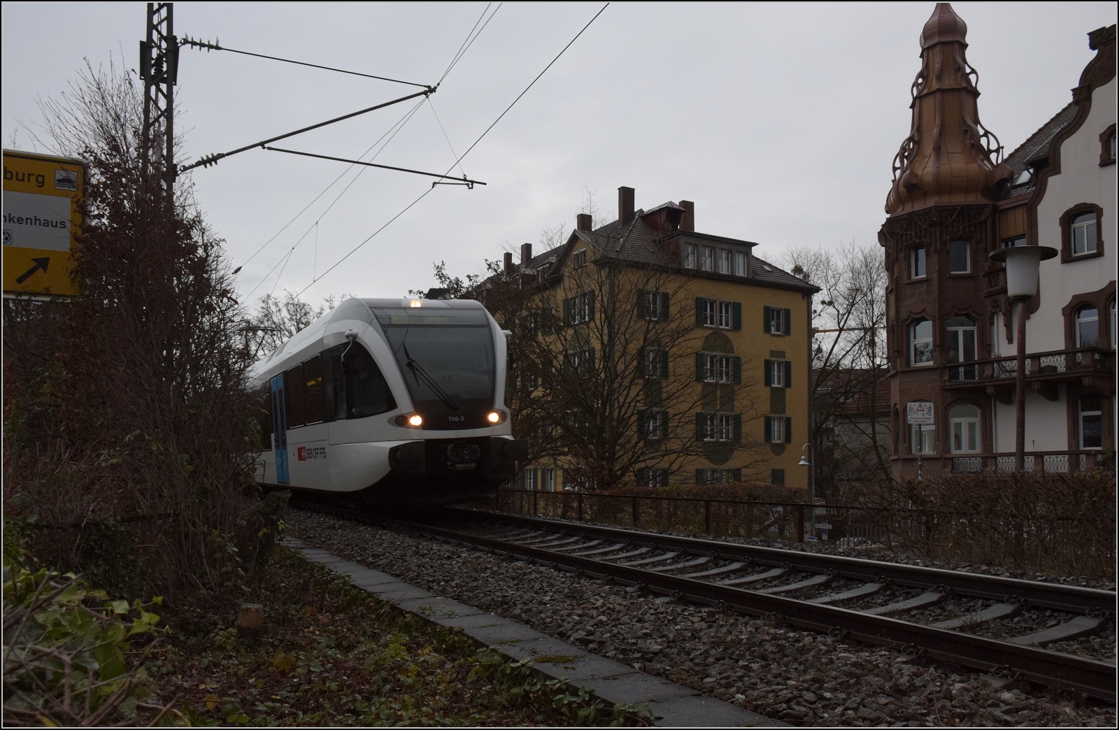 Eine kleine Sensation im Jahr 2023 nach fast 20 Jahren...

Die deutschlandfähigen GTW der Thurbo dürfen endlich zeigen, dass sie auch in Deutschland jenseits der SBB-tauglichen Strecken fahren können. Hier in furchtbar schlechtem Licht die erste kommerzielle Fahrt am Montag vormittag von Schaffhausen via Singen nach Konstanz, der Fotostandort war zwangsweise auch nicht besser... RABe 526 746 am Sternenplatz. Dezember 2023.
