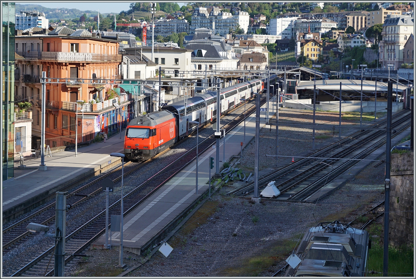 Eine SBB Re 460 (und im nicht zu sehenden Zugsverband noch eine weitere) sind mit einem IR 90/95 auf dem Weg nach Genève Aéroport. Das Bild entstand beim Halt in Montreux. 

29. April 2025