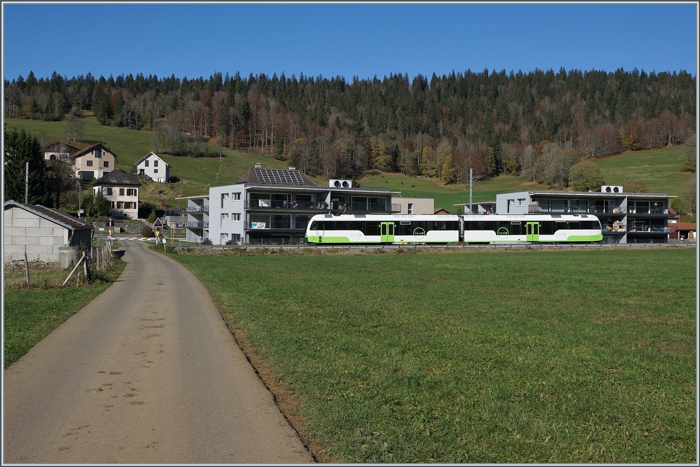 Einer der beiden neuen ABe 4/8 ist hat La Sagne verlassen und fährt nun weiter in Richutng L Chaux de Fonds. 

28. Okt. 2024