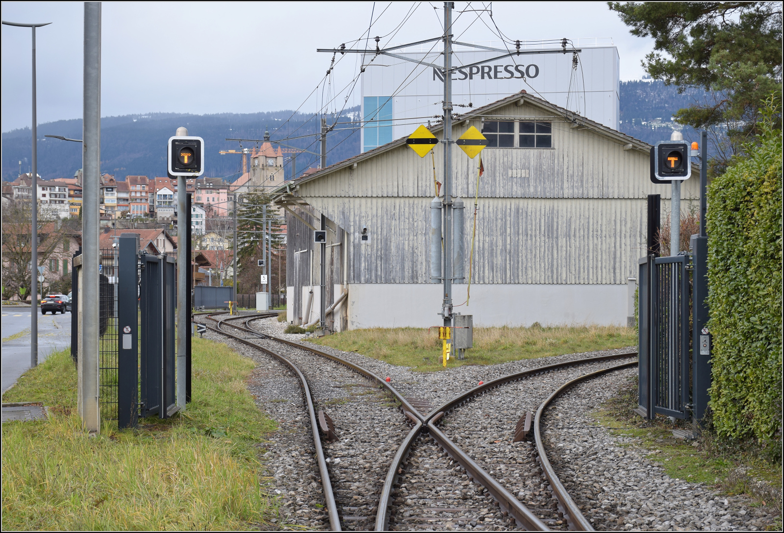 Ende einer �ra - der Gleichstrom und die  Lokalbahn  gehen. 

Tag der offenen Tore, so scheint es zumindest am Anschluss des Werksgleises von Nestl� in Orbe. Dezember 2025. Deutlich erkennt man noch die Niederspannungselektrifizierung des Werksgel�ndes, wenngleich die Verdieselung des G�terverkehrs auf der OC die F�hrung der Oberleitung �ber die Strasse l�ngst verschwinden lie�.