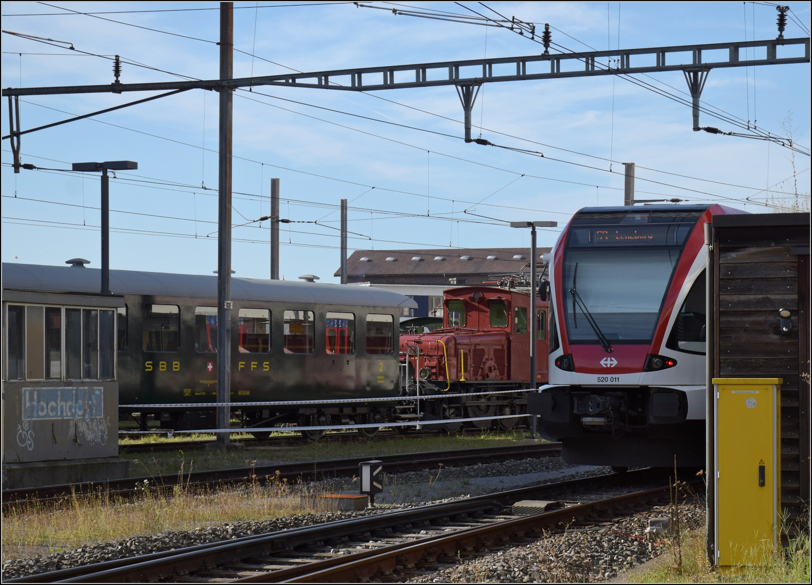 Endemische Bauarten auf der Seetalbahn.

Die Seetalbahn hat aufgrund einiger Besonderheiten auch eigene Fahrzeuge, alt wie neu. Seetaler Bi 7714, das Seetalkrokodil De 6/6 15301 und ein moderner Seetal-GTW mit schmalem Kasten - RABe 520 011 in einem Bild, sogar der neuerdings bei Stadler bestellte Nachfolger wird wieder auf die Strecke zugeschnitten. Leider nicht erhalten sind die bereits 1910 für 5500 V und 25 Hz gebauten Triebwagen und die passenden Schnellzugwagen. Hochdorf, September 2024.