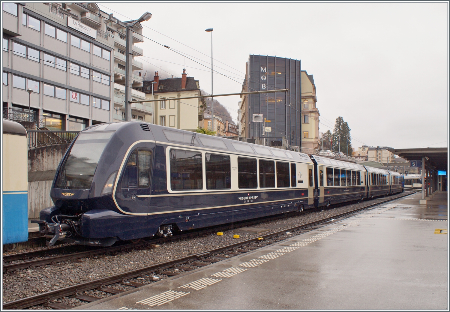 er MOB/BLS GPX (GoldenPassExpress) besteht z.Z aus nur vier Wagen; es wird interessant sein, wie das Angebot der direkten Verbindung angenommen wird, vorerst wird ja nur mit einem Zugspaar gefahren. 

Montreux, den 9. Dezember 