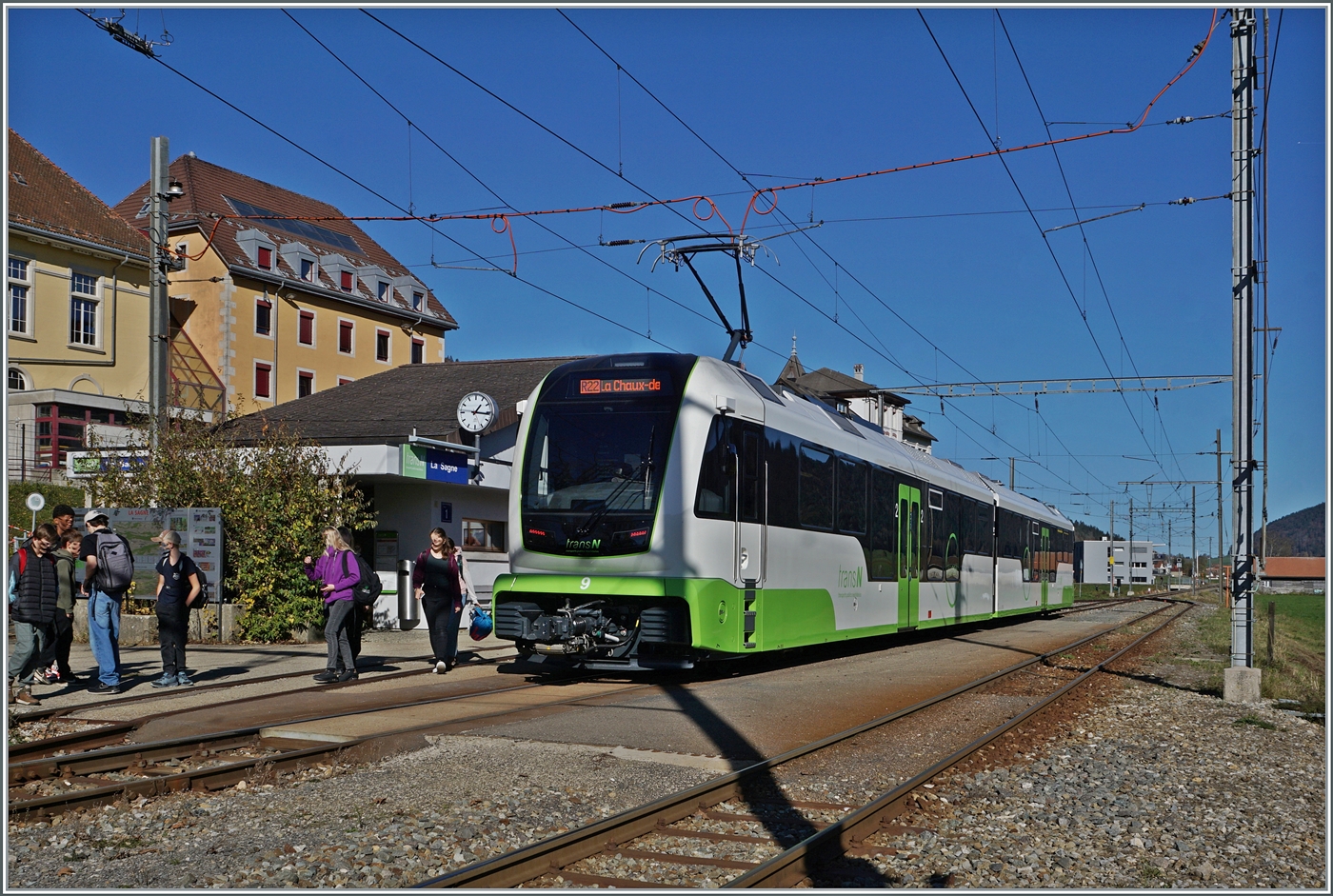 Es ist 13:16 in La Sagne; der ABe 4/8 N° 9 von Les Ponts de Martel nach La Chaux de Fonds ist angekommen und in wenigen Augenblicken gibt es hier interessantes zu beobachten...

28. Okt. 2024